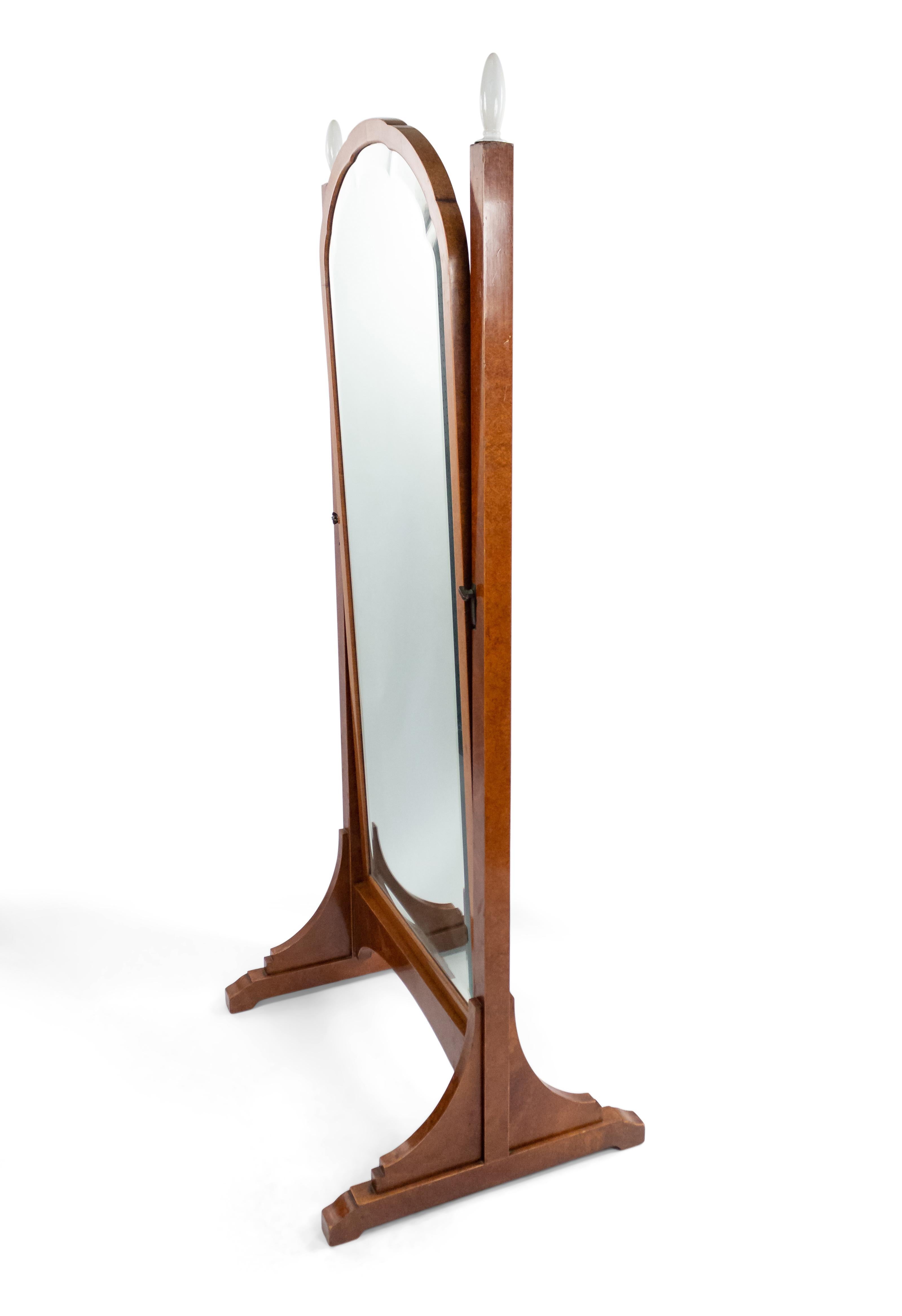 Französischer Art-Déco-Spiegel aus Amboinaholz mit gerahmtem, abgeschrägtem Spiegelglas, Intarsienbändern und weiß lackierten Endstücken.