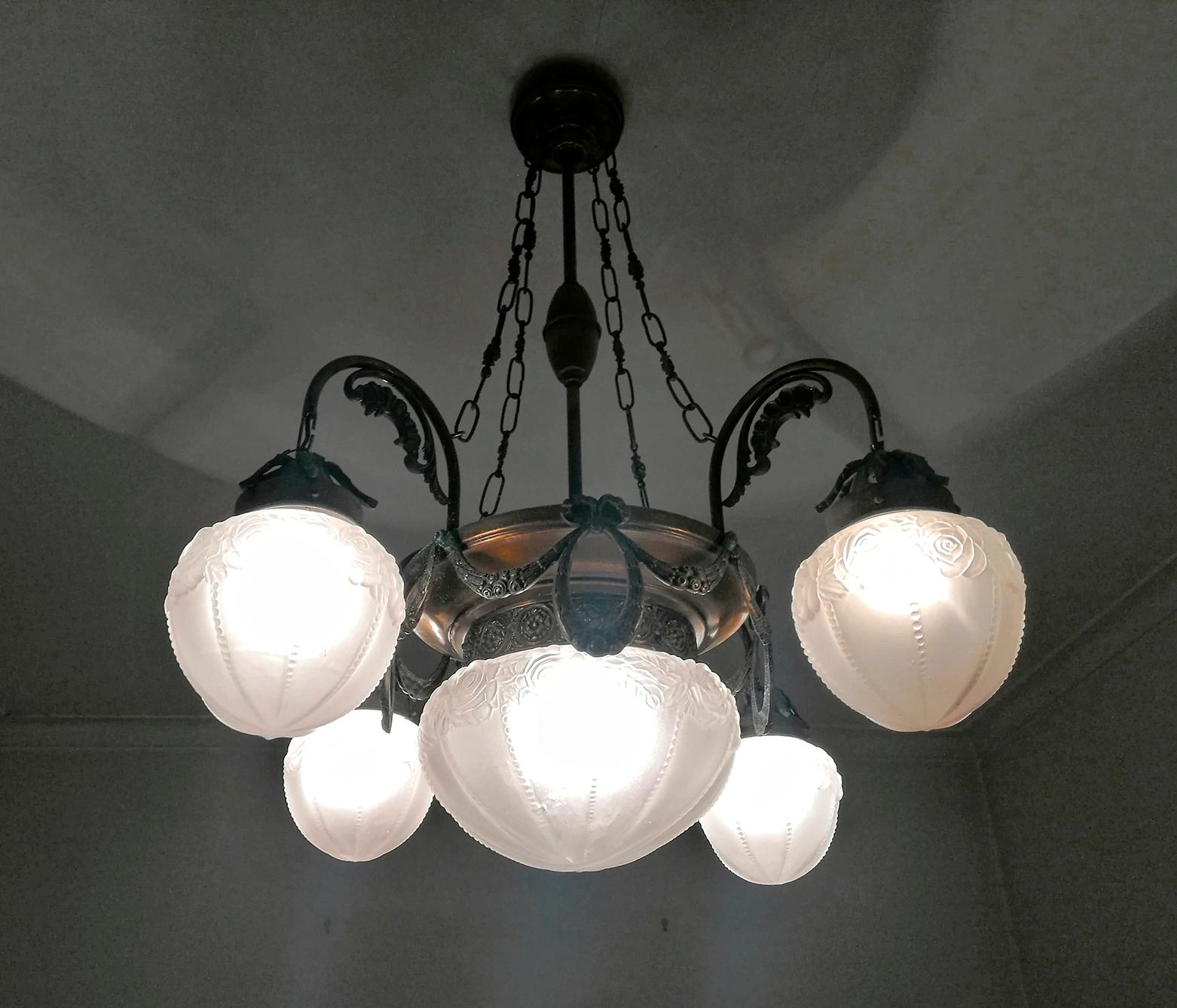 French Art Deco and Art Nouveau Brass and Frosted Glass 5-Light Chandelier For Sale 6
