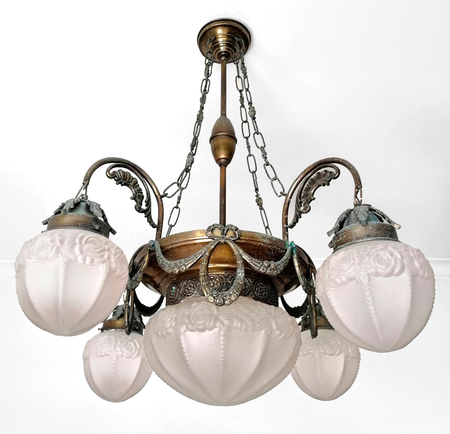 French Art Deco and Art Nouveau Brass and Frosted Glass 5-Light Chandelier In Good Condition For Sale In Coimbra, PT