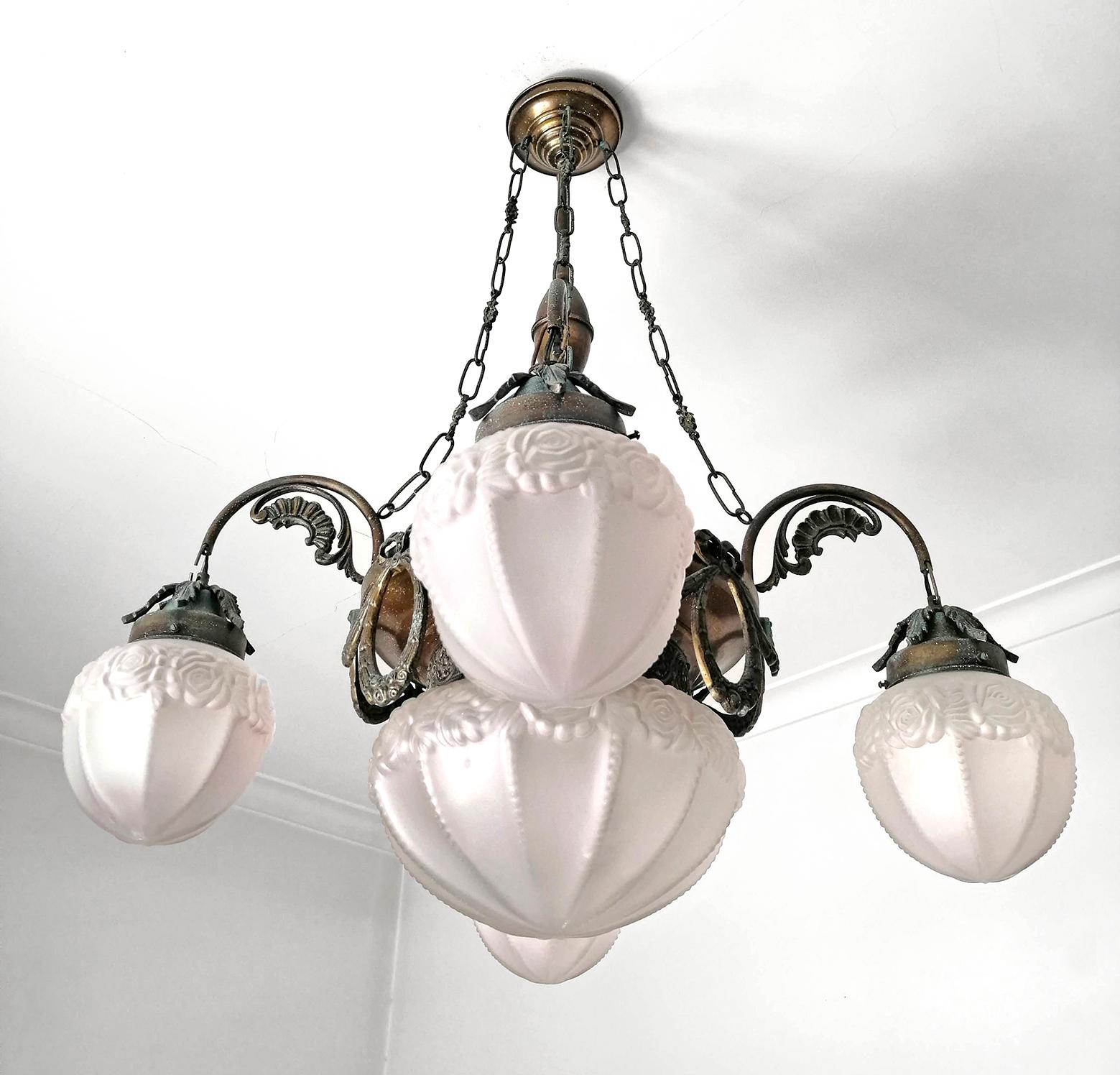20th Century French Art Deco and Art Nouveau Brass and Frosted Glass 5-Light Chandelier For Sale