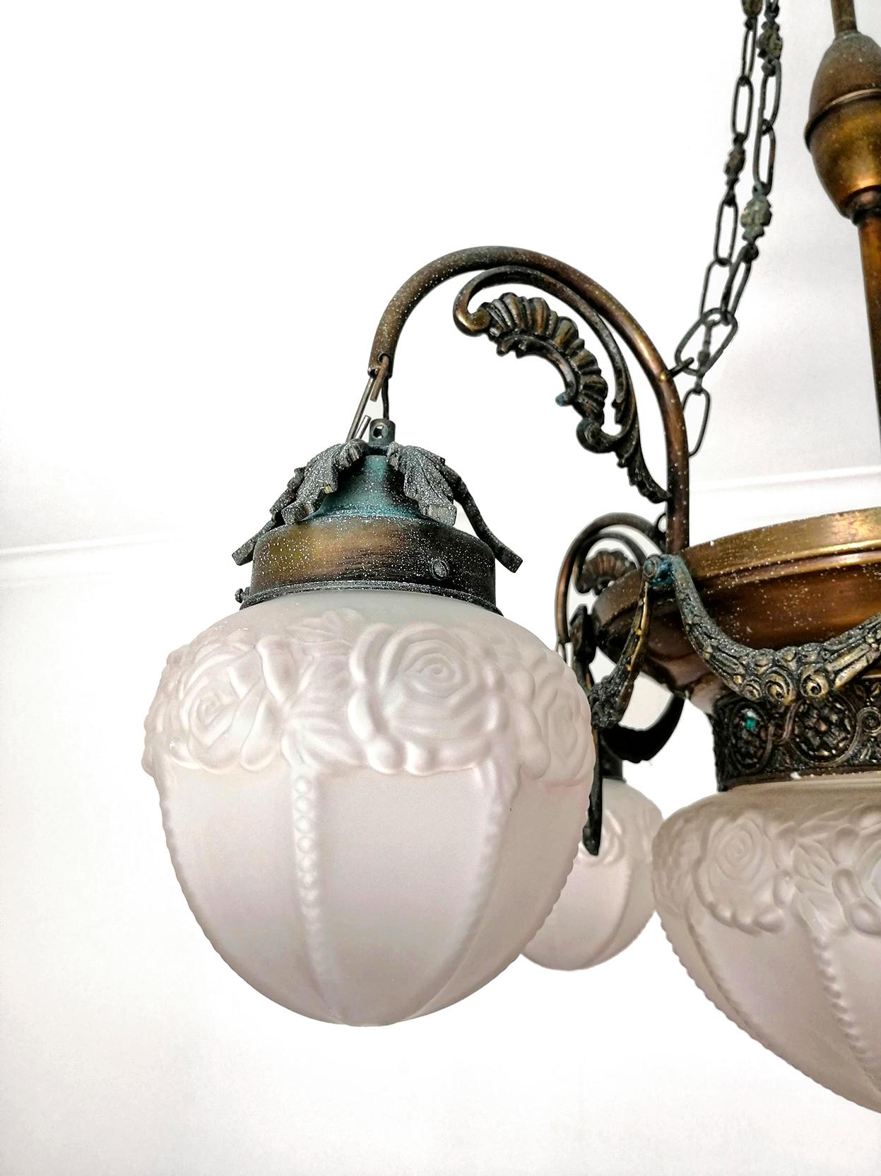 French Art Deco and Art Nouveau Brass and Frosted Glass 5-Light Chandelier For Sale 1