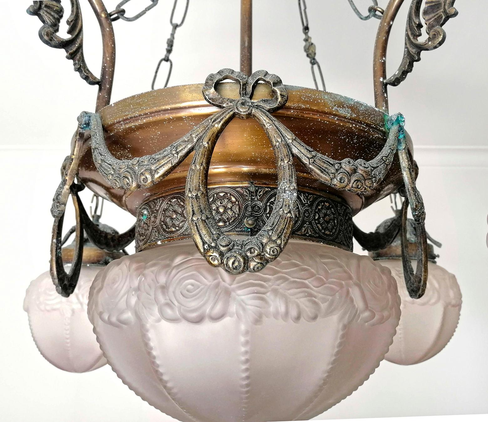 French Art Deco and Art Nouveau Brass and Frosted Glass 5-Light Chandelier For Sale 2