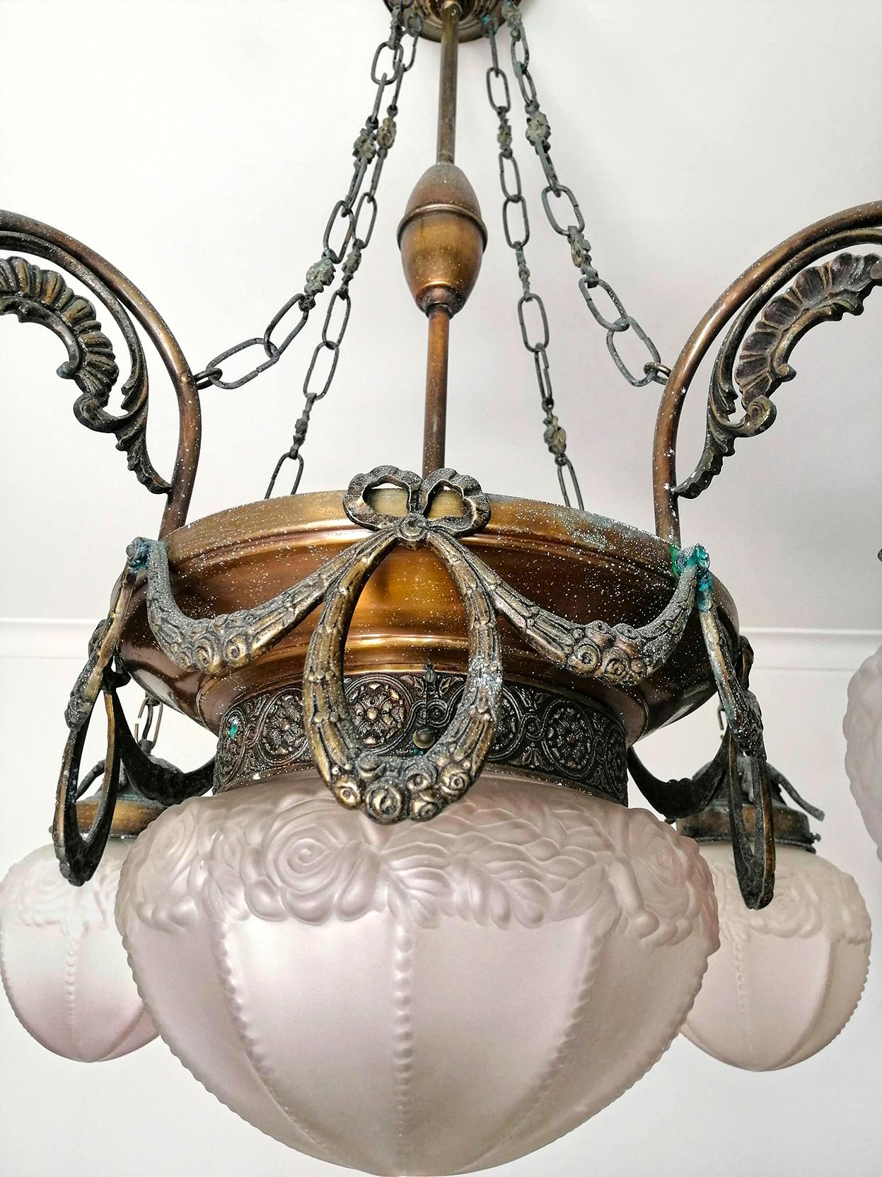 French Art Deco and Art Nouveau Brass and Frosted Glass 5-Light Chandelier For Sale 3