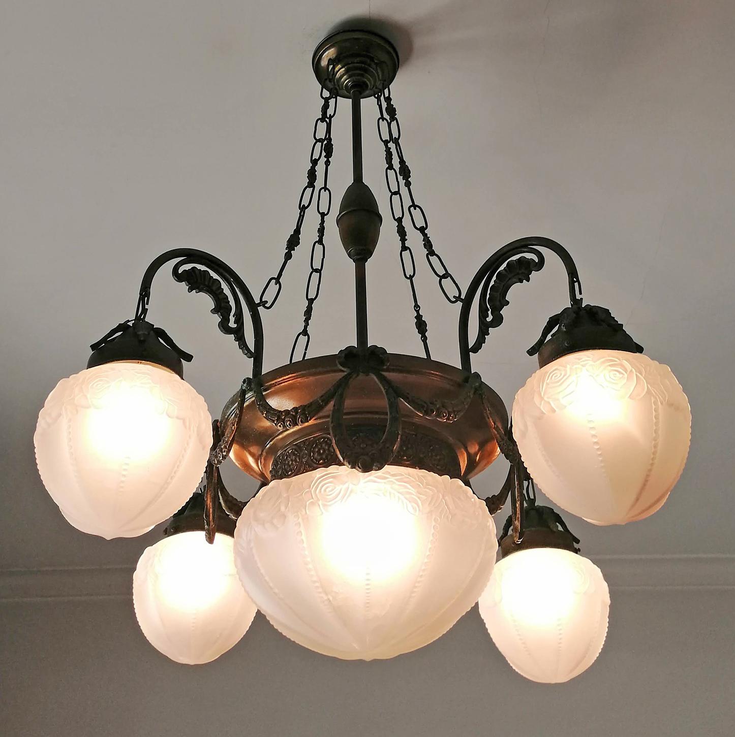 French Art Deco and Art Nouveau Brass and Frosted Glass 5-Light Chandelier For Sale 4