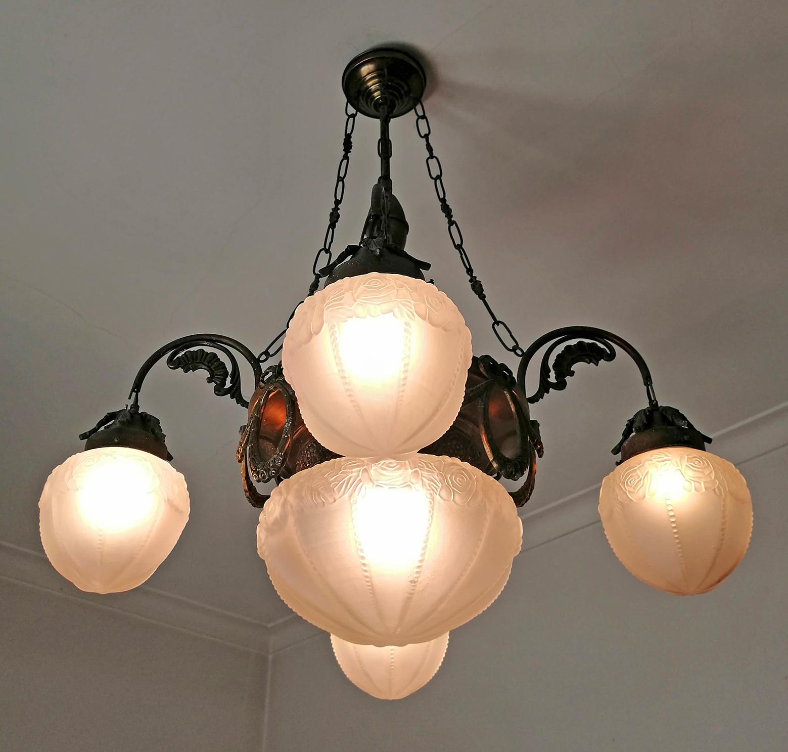 French Art Deco and Art Nouveau Brass and Frosted Glass 5-Light Chandelier For Sale 5