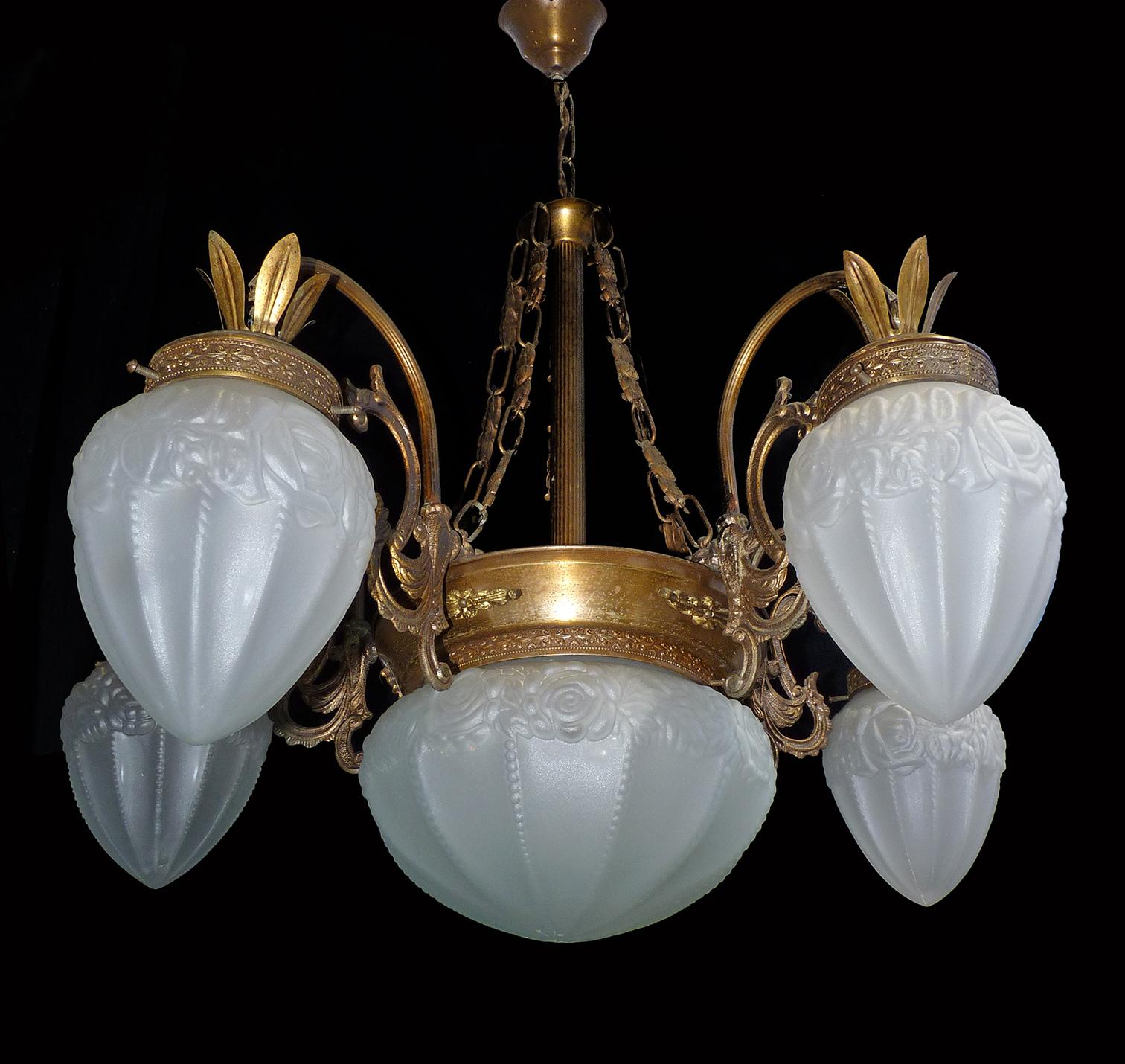French Degué style Art Deco white frosted glass, six-light brass chandelier/ gold and bronze color metal with patina.
Six bulbs (five bulbs E14 40W and one bulb E27 60W)
Good working condition / European rewired
Measures: Diameter 28.5 in / 72