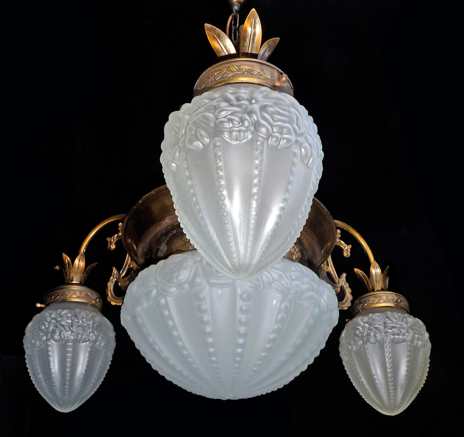 French Degué style Art Deco white frosted glass, 4-light brass chandelier/ gold and bronze color metal with patina.
4 bulbs E14
Good working condition / European rewired
Measures: Diameter 28.5 in / 72 cm
Height 32 in / 80 cm
Glass shades: 6 in