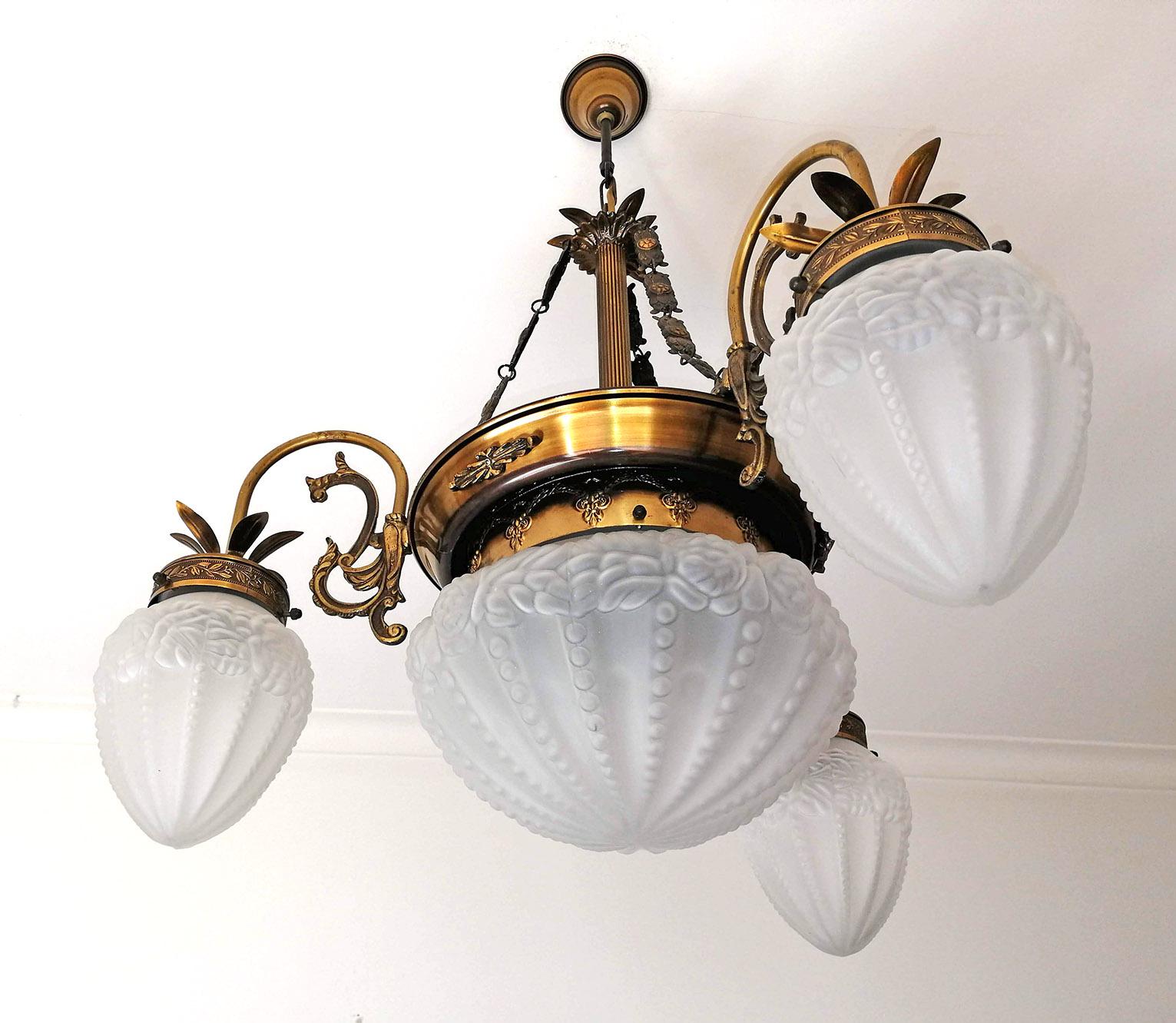 French Degué style Art Deco white frosted glass, 4-light brass chandelier/ gold and bronze color metal with patina.
4 bulbs E14
Good working condition
Measures: Diameter 28.5 in / 72 cm
Height 32 in / 80 cm
Glass shades: 6 in (15 cm) / 8 in (20