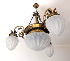 Französischer Art Deco und Jugendstil Kronleuchter aus Messing und mattiertem Glas im Degué Stil