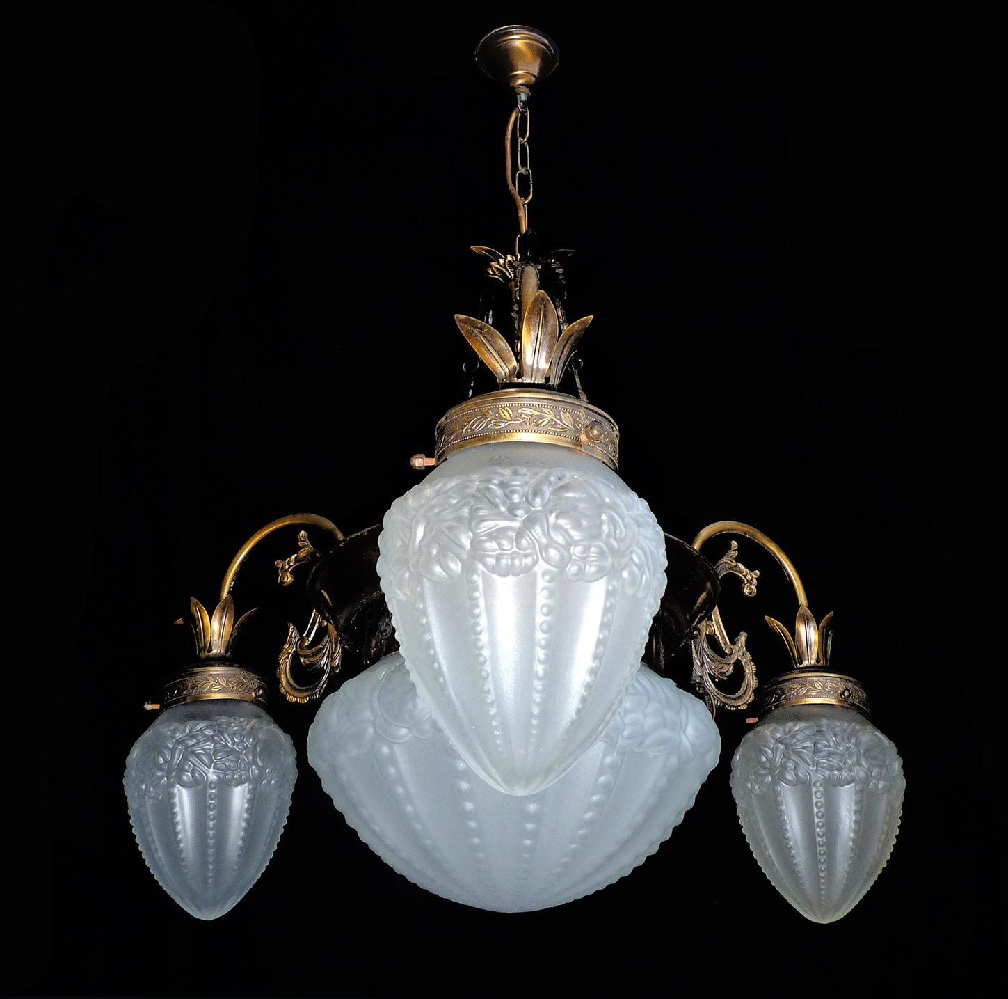 French Art Deco and Art Nouveau Brass and Frosted Glass Degué Style Chandelier In Good Condition In Coimbra, PT