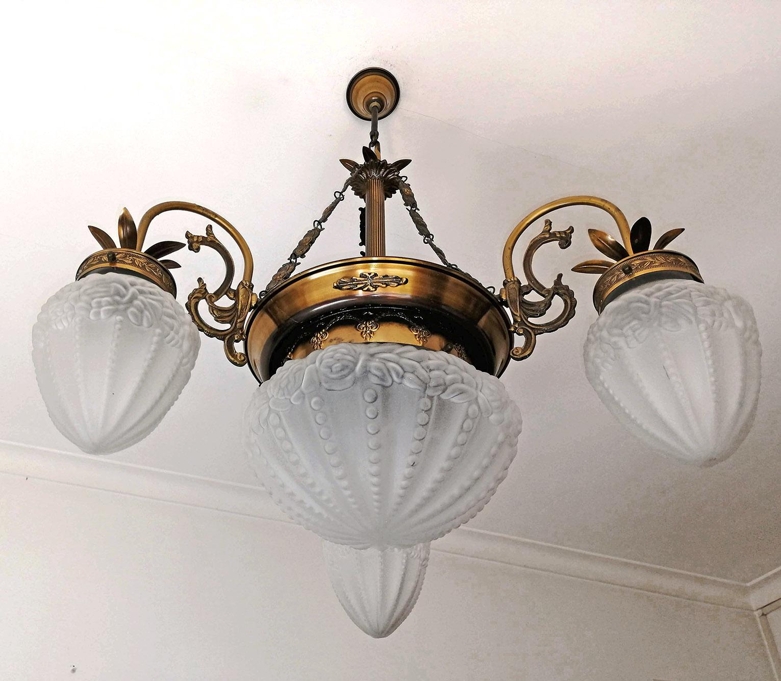 French Art Deco and Art Nouveau Brass and Frosted Glass Degué Style Chandelier In Good Condition For Sale In Coimbra, PT