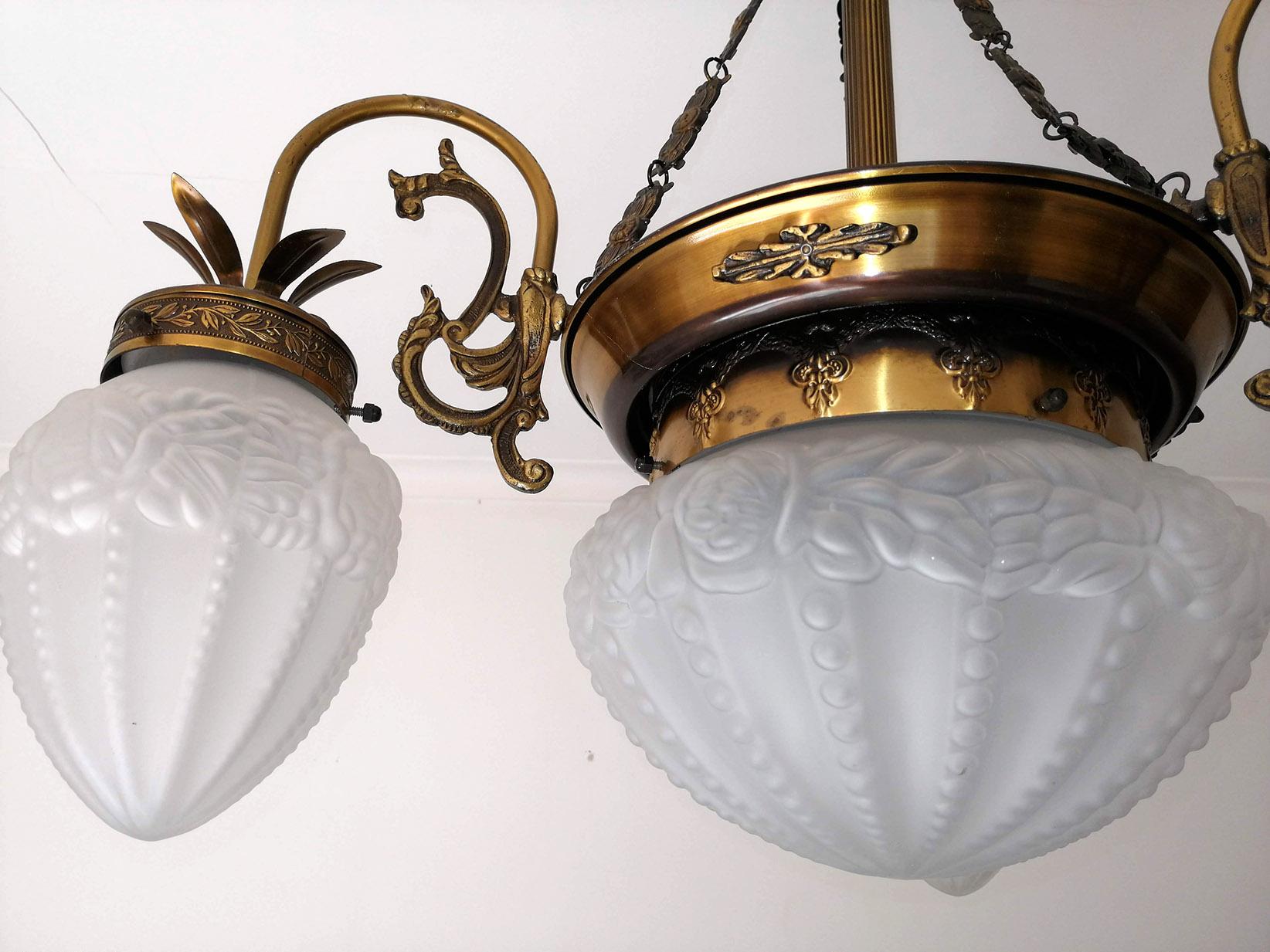 French Art Deco and Art Nouveau Brass and Frosted Glass Degué Style Chandelier For Sale 1
