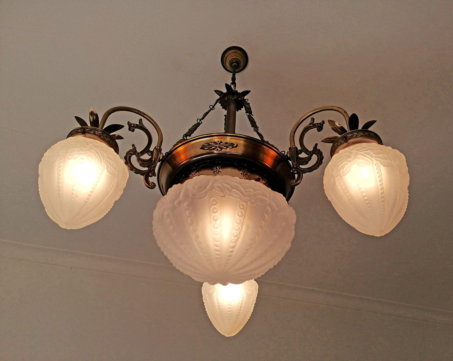 XX secolo Lampadario francese in stile Art Déco e Art Nouveau in ottone e vetro smerigliato Degué in vendita