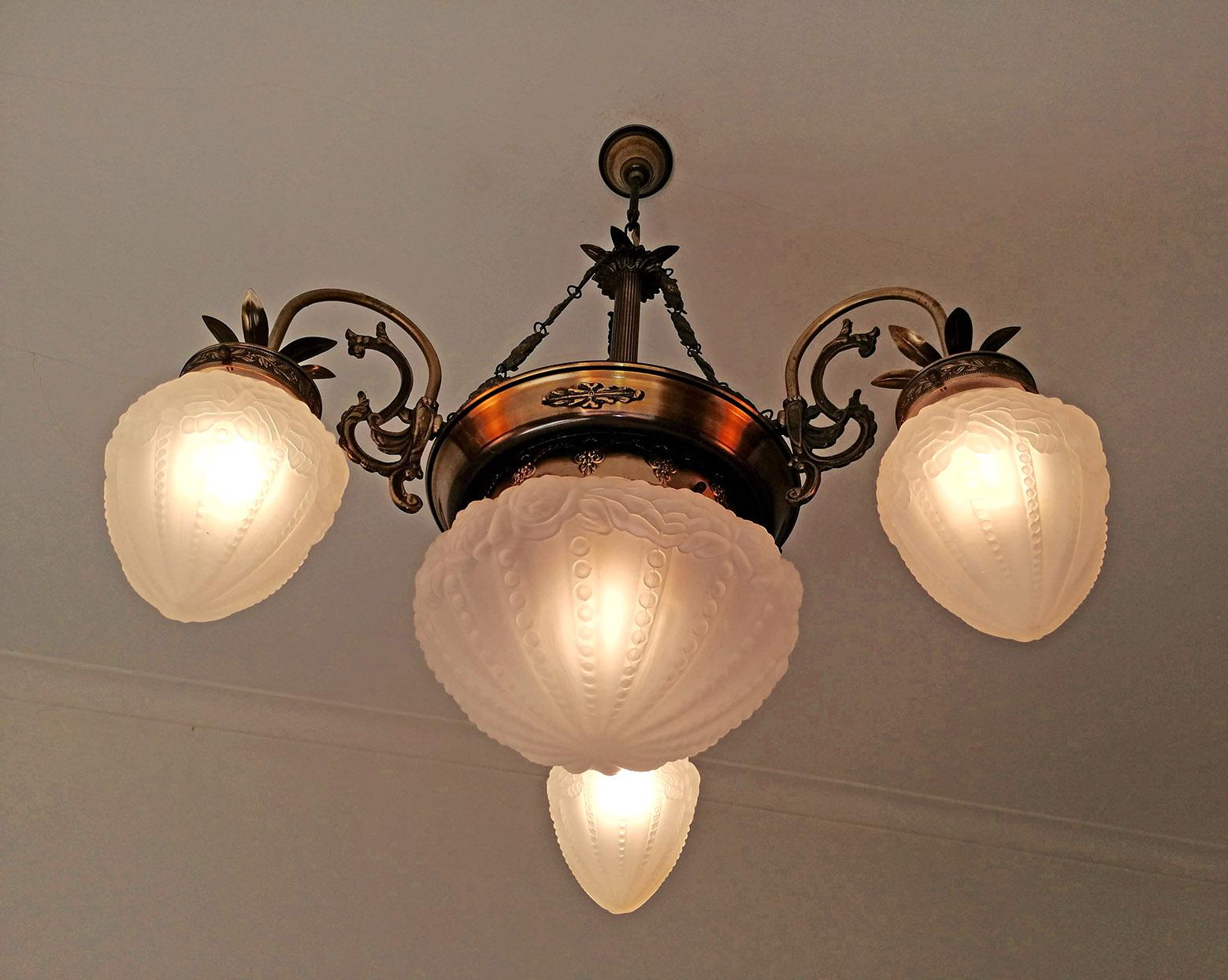 French Art Deco and Art Nouveau Brass and Frosted Glass Degué Style Chandelier For Sale 1