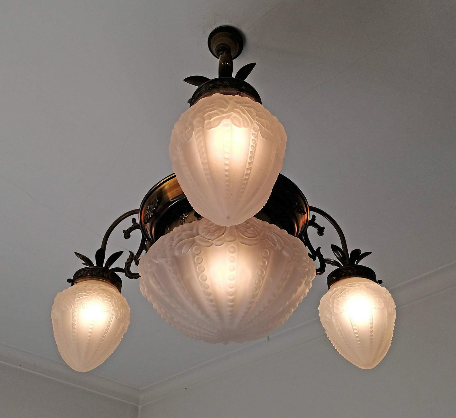 Ottone Lampadario francese in stile Art Déco e Art Nouveau in ottone e vetro smerigliato Degué in vendita
