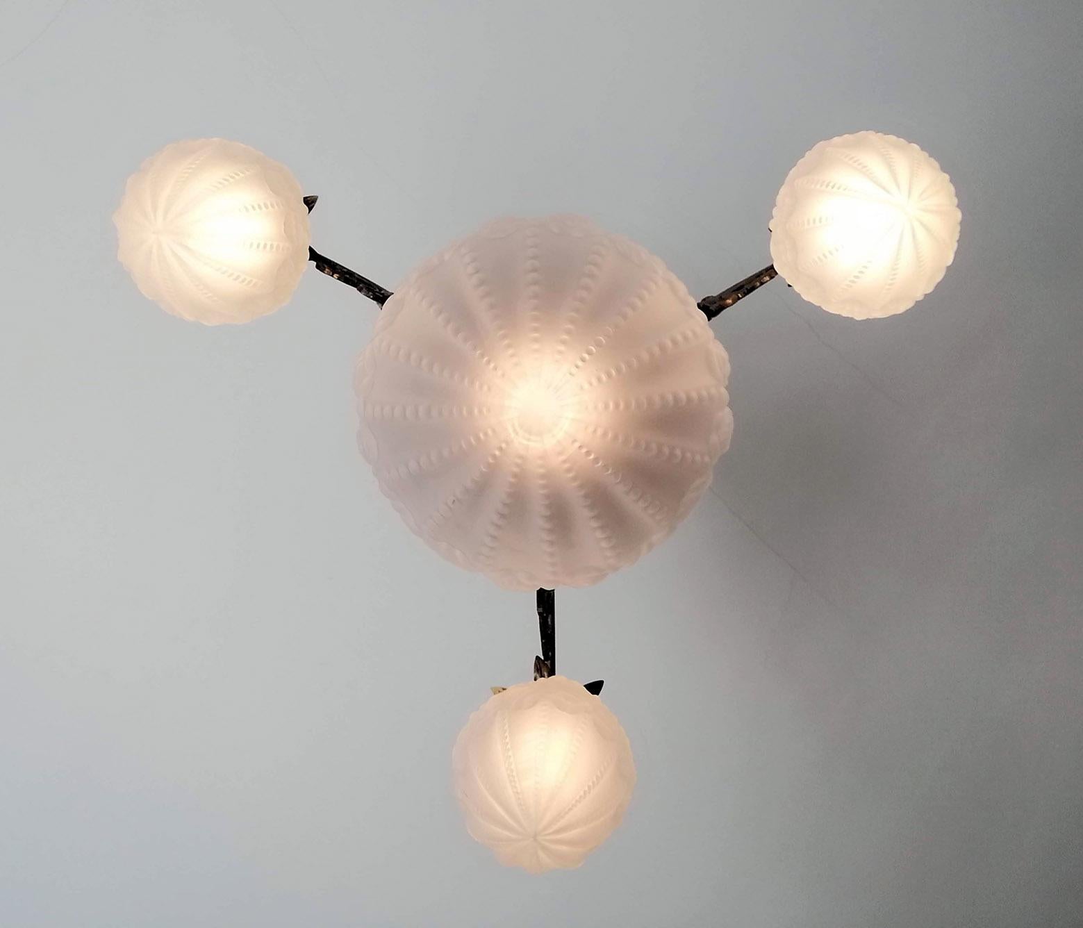 Lampadario francese in stile Art Déco e Art Nouveau in ottone e vetro smerigliato Degué in vendita 1