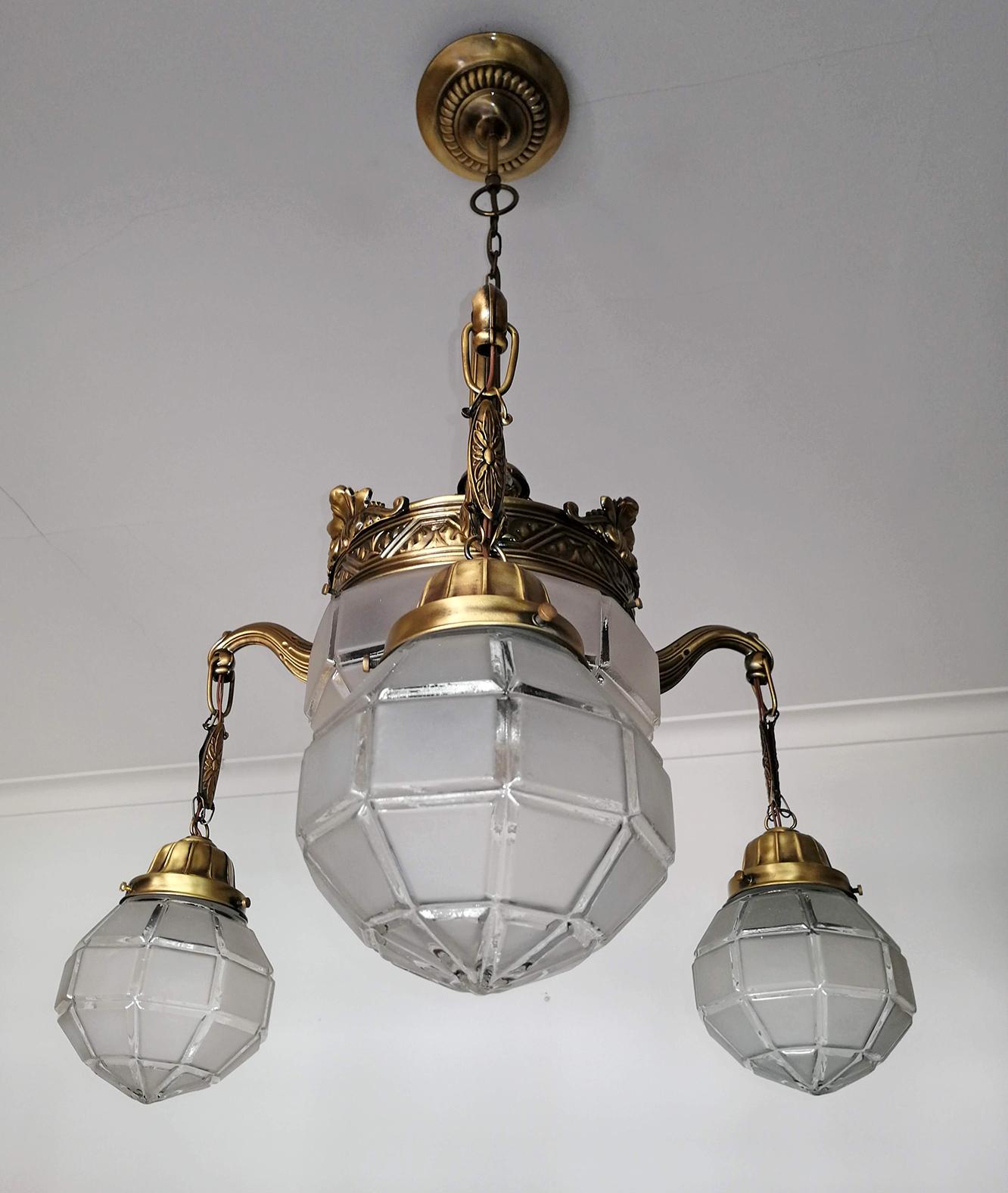 French Degué style Art Deco white frosted glass, 4-light chandelier/ brass
4 light bulbs E27
Good working condition
Measures:
Diameter 27.6 in / 70 cm
Height 30 in (chain 11 in)/ 76 cm (chain 28 cm)
Weight: 8 lb. (3.5 kg).
Assembly required. Bulbs