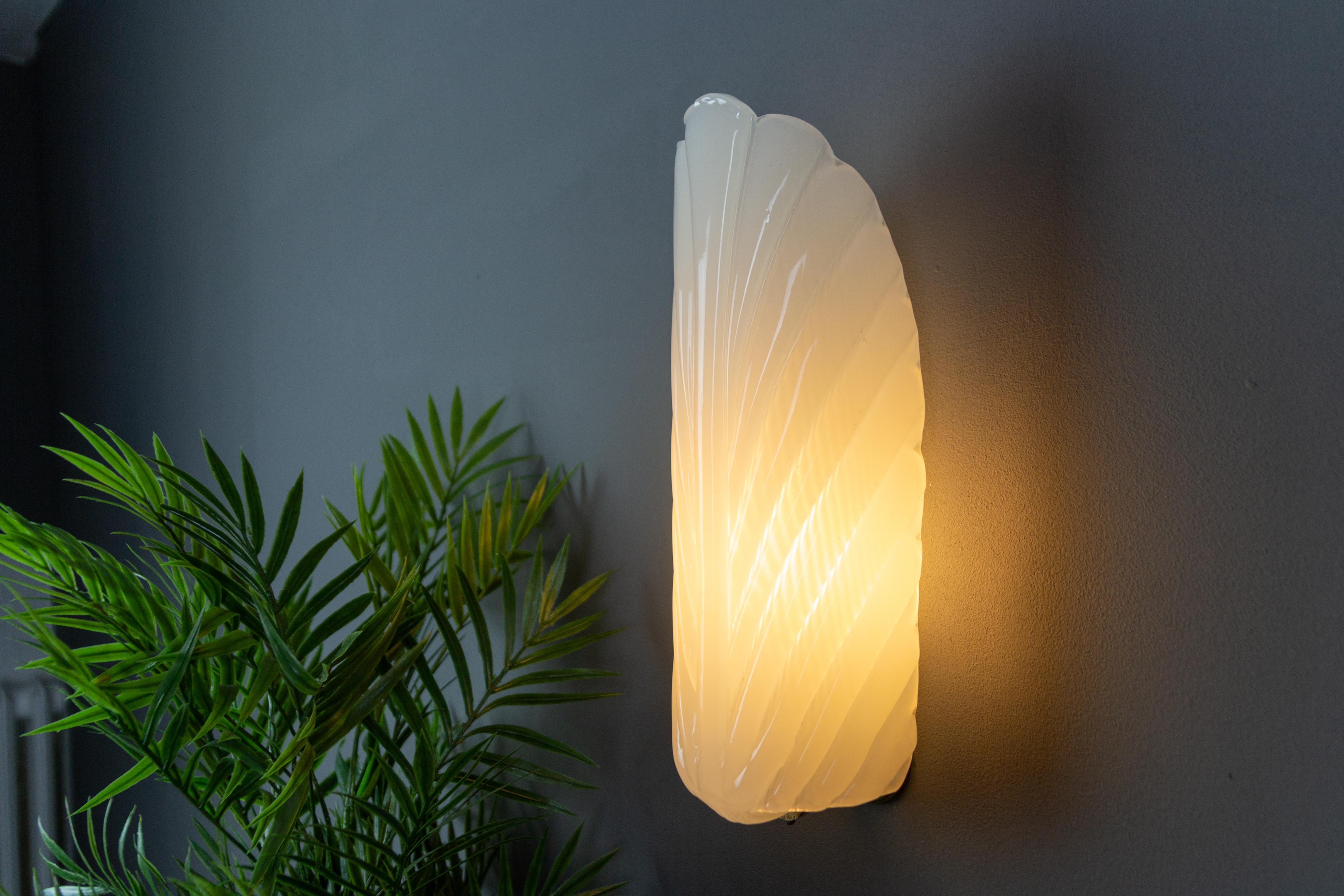 French Art Deco André Arbus Style Feather Shaped Opaline White Glass Wall Light In Good Condition In Barntrup, DE