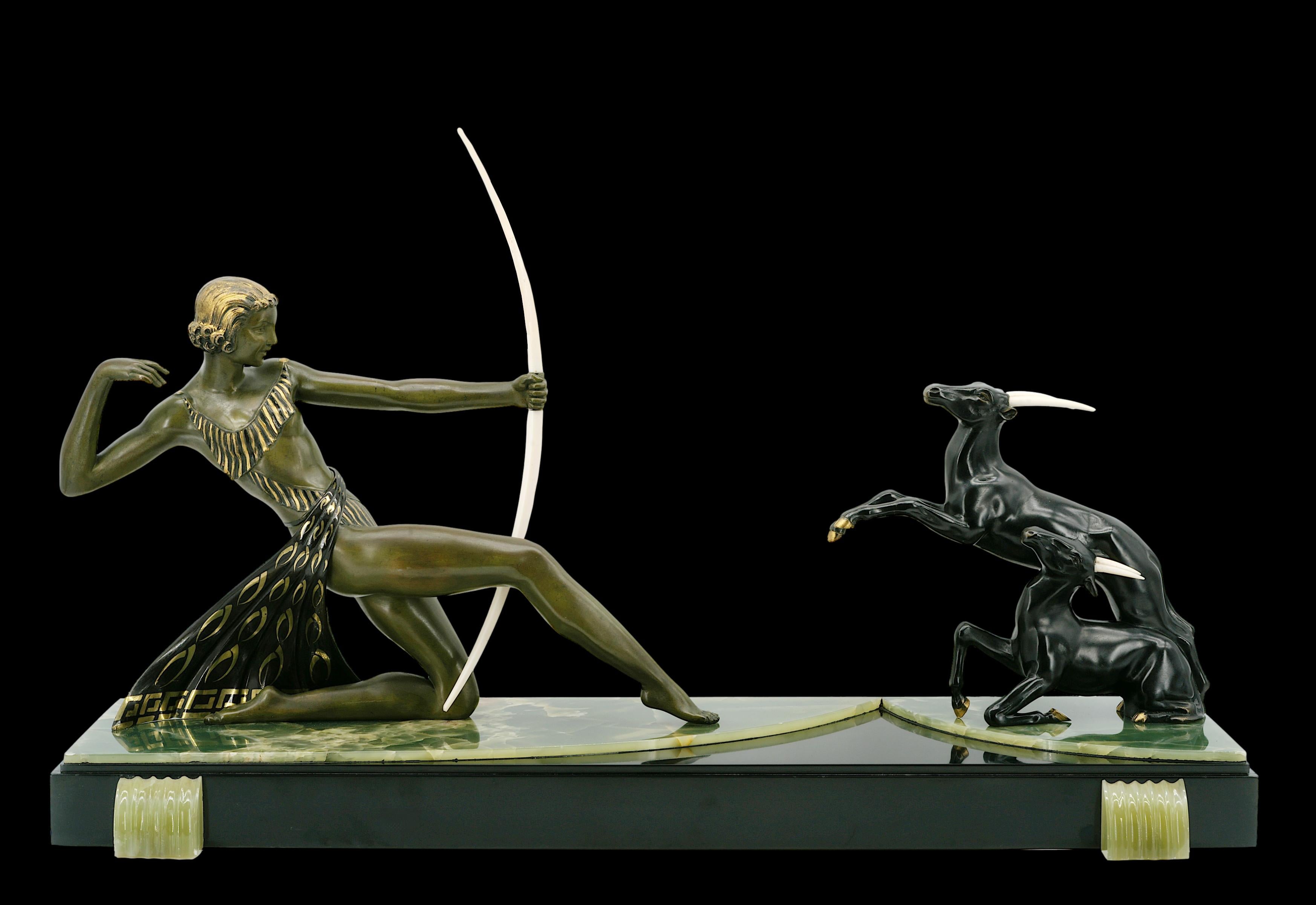 Französische Art-Déco-Skulptur, um 1930 Antilopenjägerin. Diese Art von Kunstwerken, die von den französischen Kolonien inspiriert sind, hatten damals einen großen Erfolg, der in der Internationalen Kolonialausstellung in Paris 1931 gipfelte. Zinn,