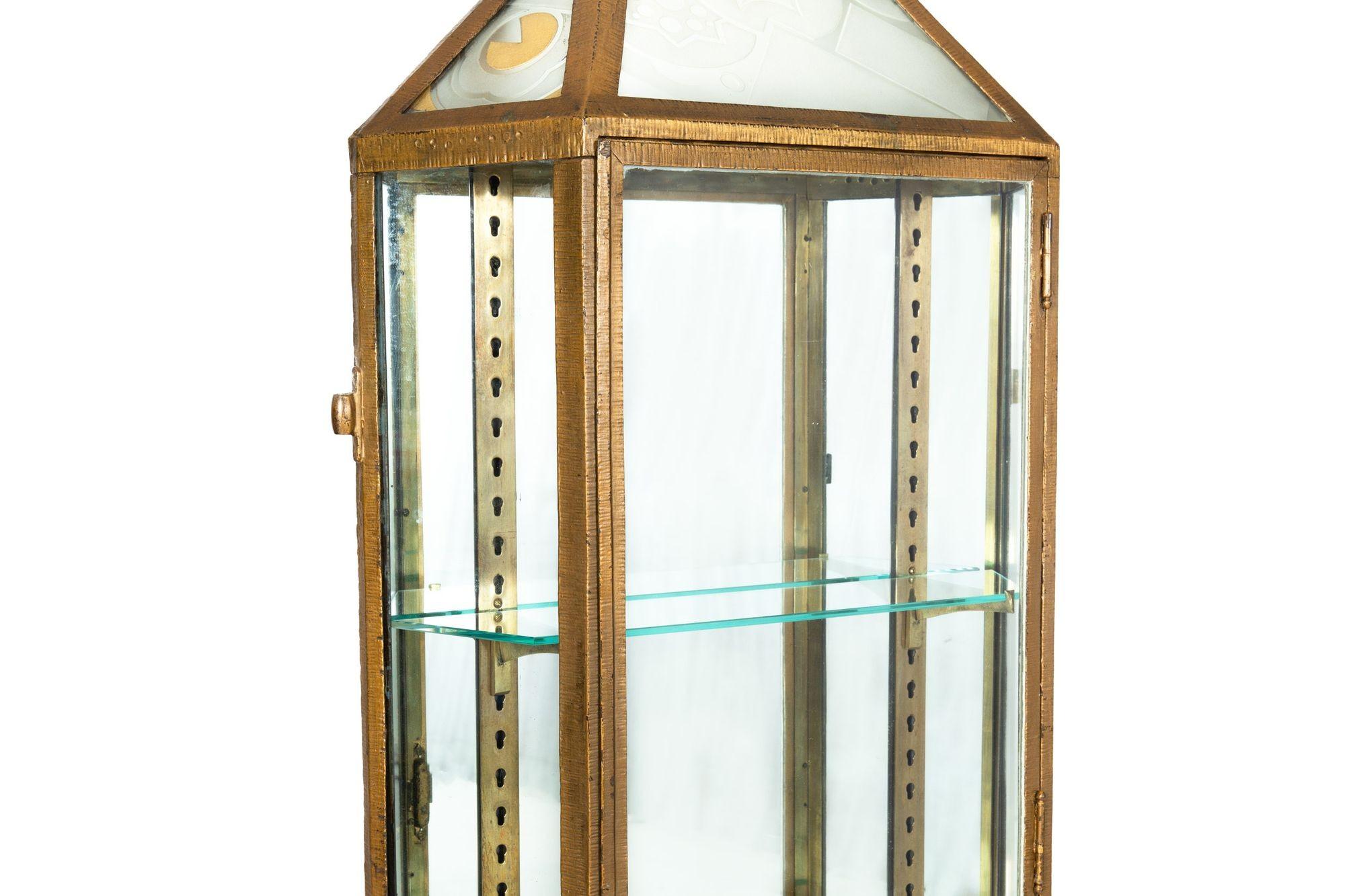 Laiton Vitrine suspendue Art Déco française, circa 1930 en vente