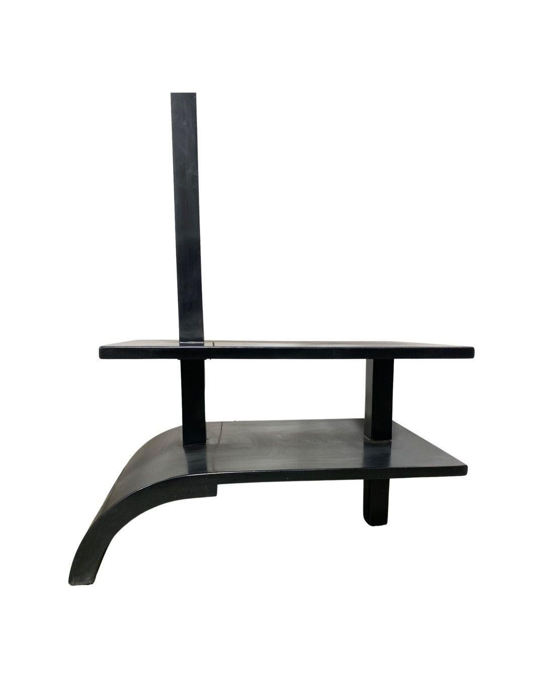 Un rare lampadaire original art déco en forme d'arc avec une table d'appoint en bois laqué noir comme base. Fabriqué en France.
Dimensions de la table : H16