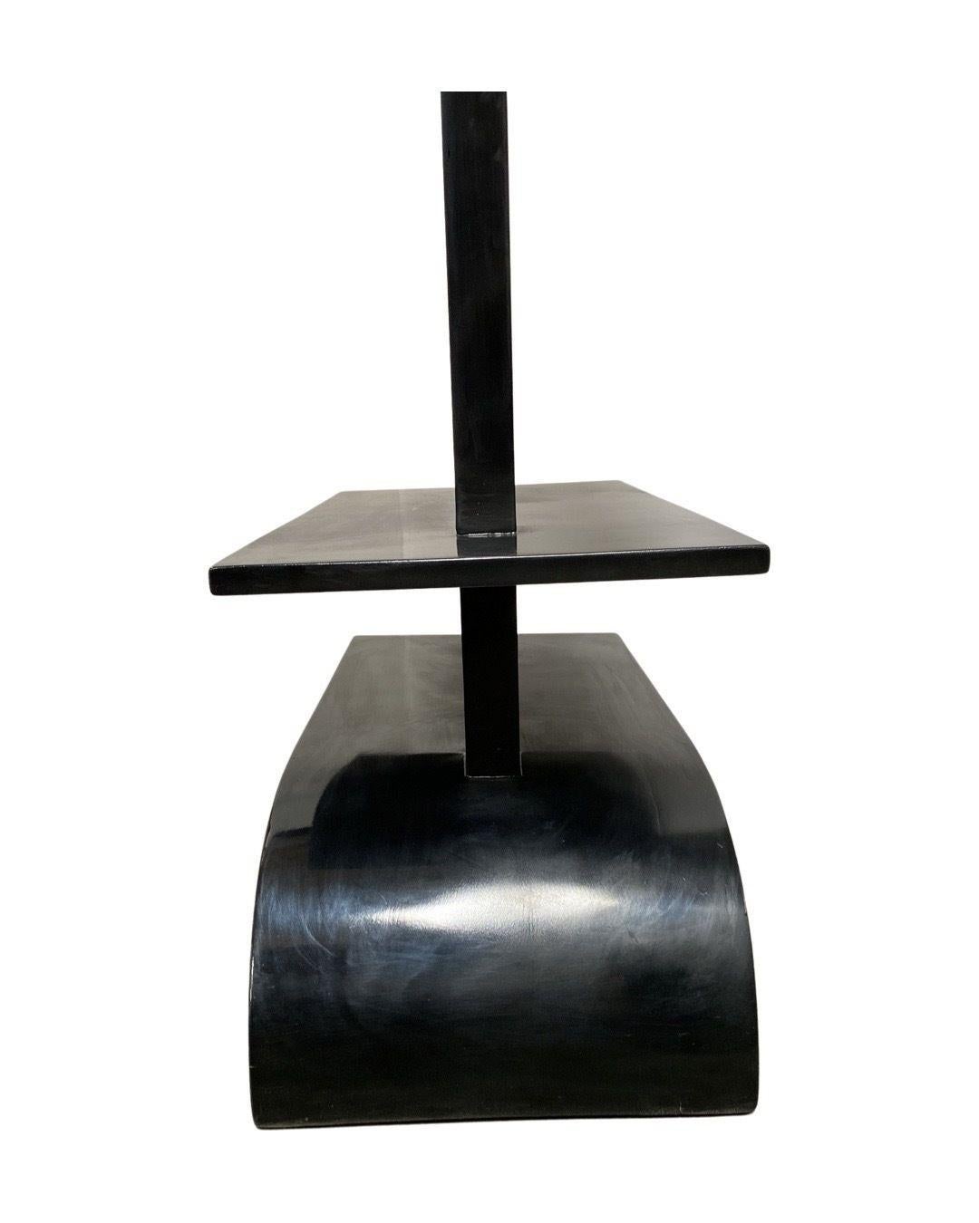 Lampadaire en arc de cercle Art déco français avec base d'étagère de table d'appoint en noir Excellent état - En vente à Van Nuys, CA