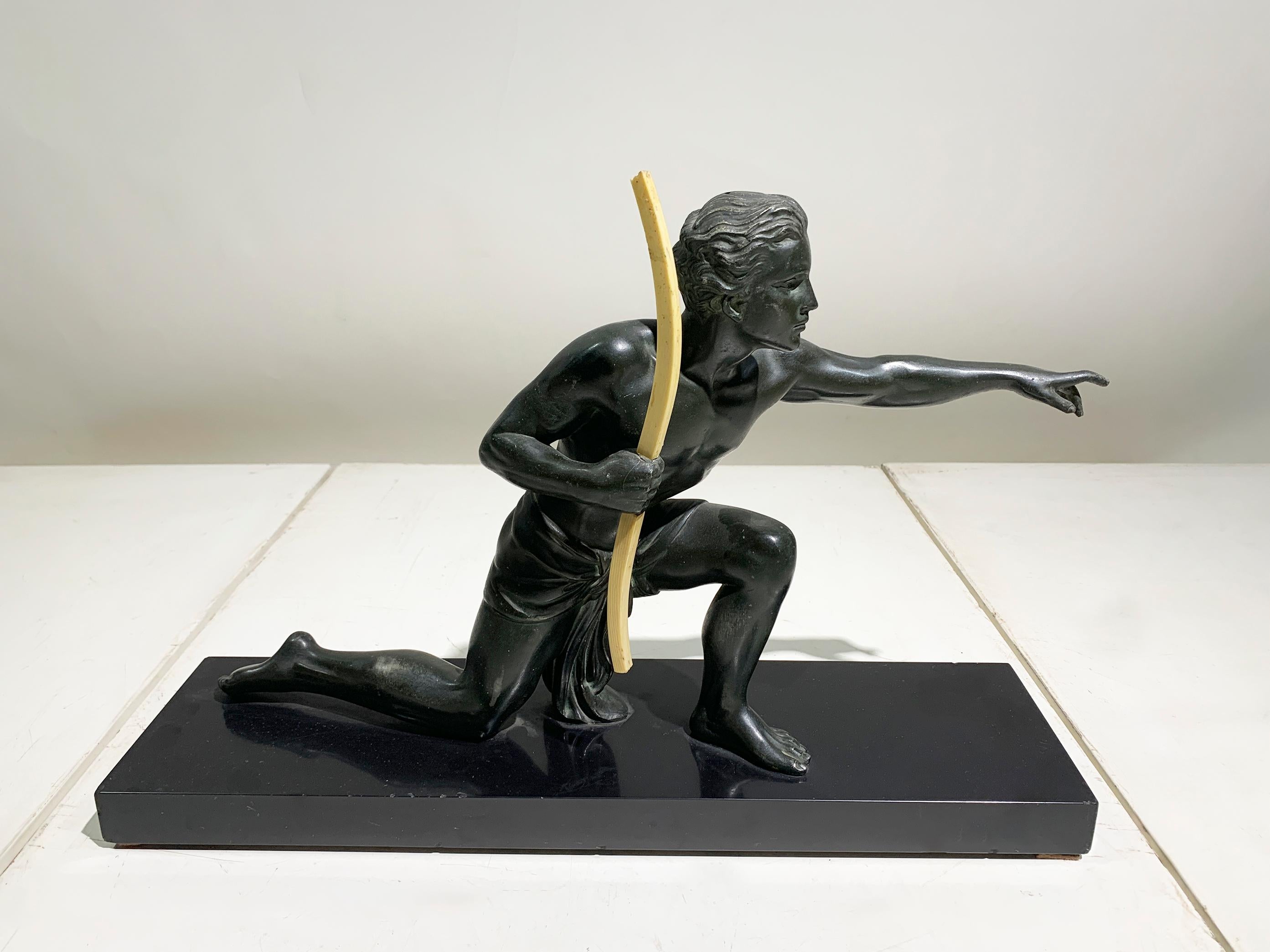 Questa magnifica e dinamica scultura francese Art Déco cattura una figura maschile atletica, l'Arciere, all'apice della sua concentrazione, incarnando la forza eroica e il movimento cinetico celebrati dal periodo. 

Realizzata in spelta (régule)