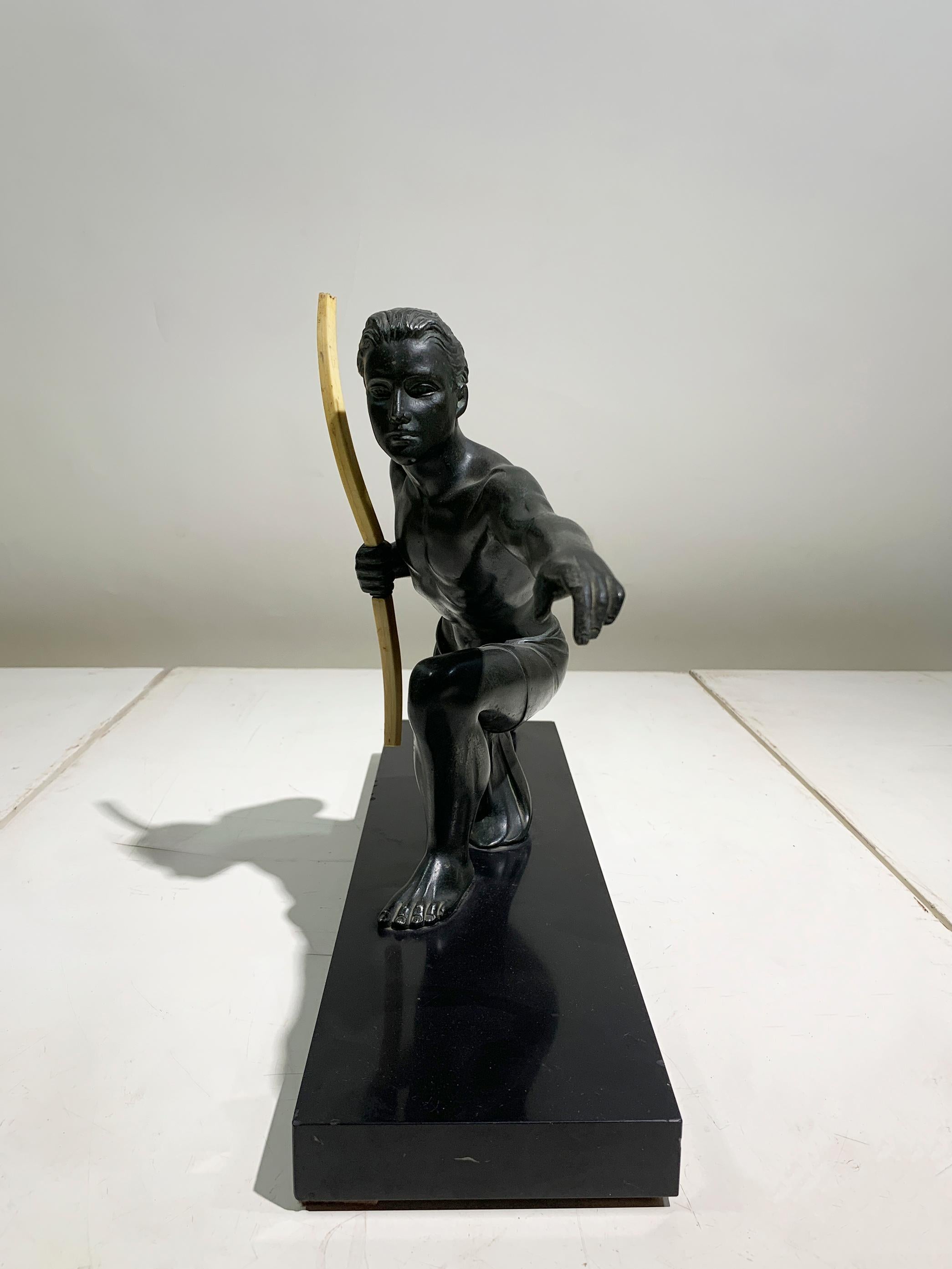 Francese French Art Deco 'Archer' Sculpture on Black Base, attributed to J. de Roncourt in vendita