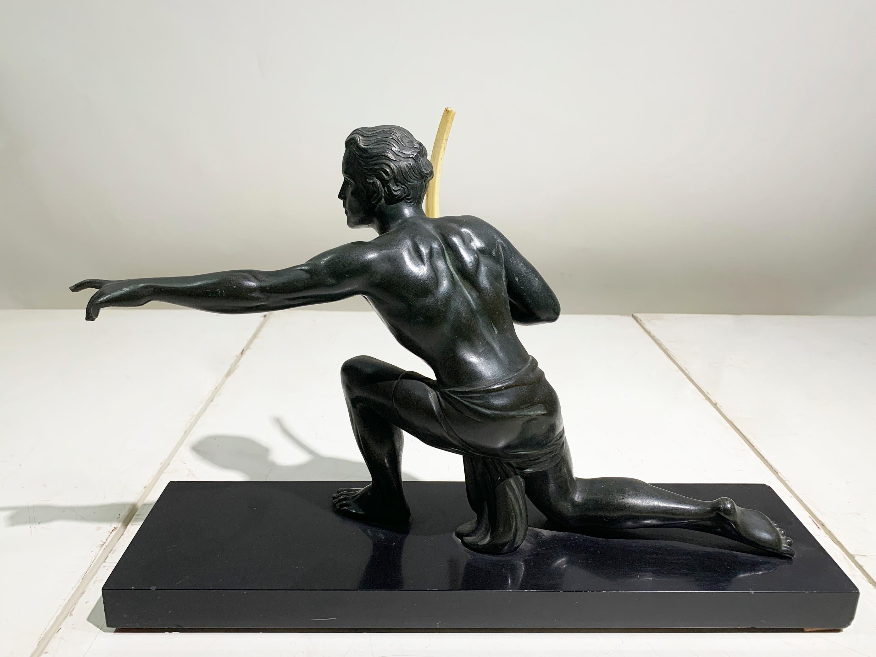 French Art Deco 'Archer' Sculpture on Black Base, attributed to J. de Roncourt In condizioni buone in vendita a Beirut, LB