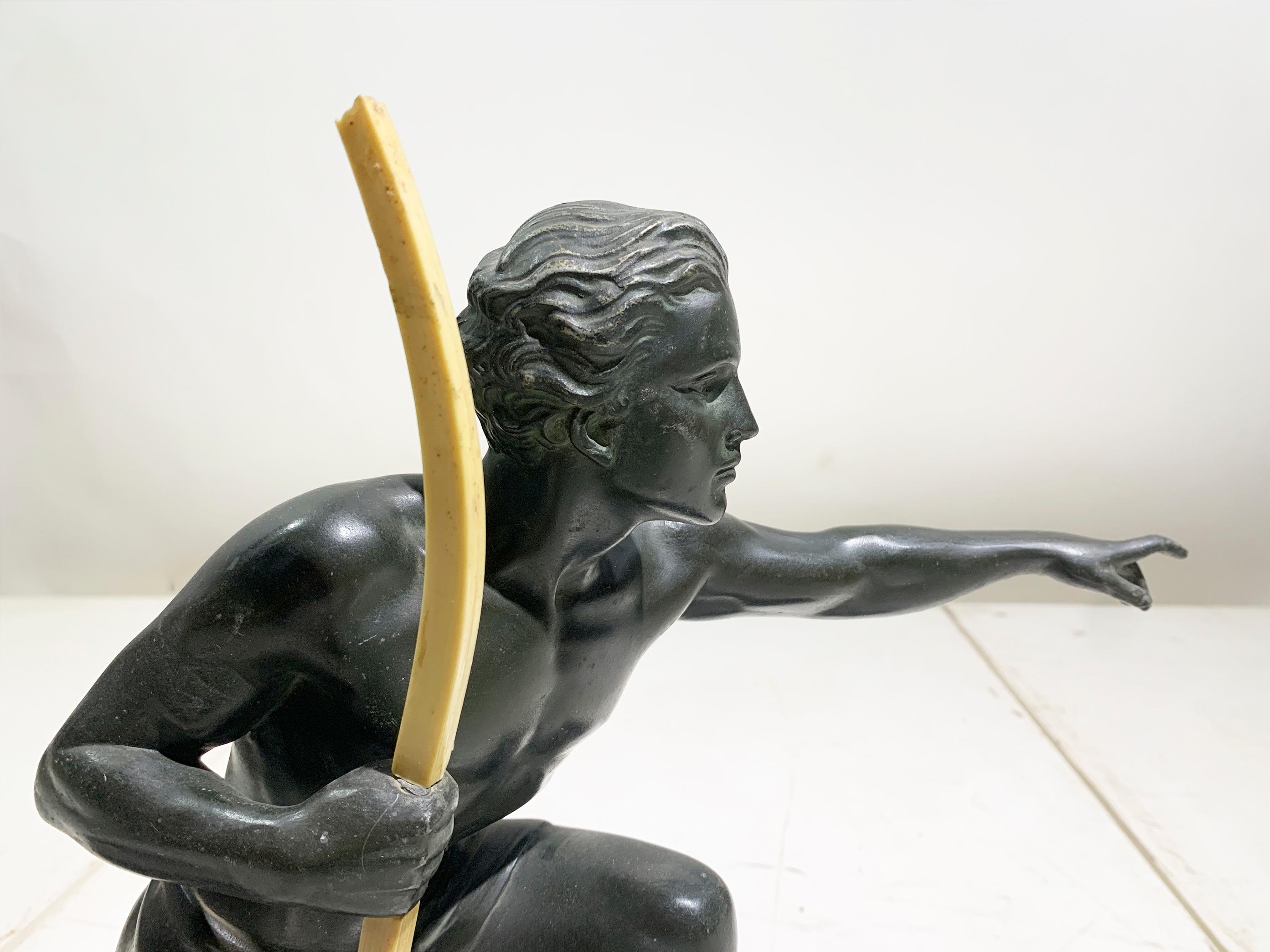 Zinco commerciale French Art Deco 'Archer' Sculpture on Black Base, attributed to J. de Roncourt in vendita