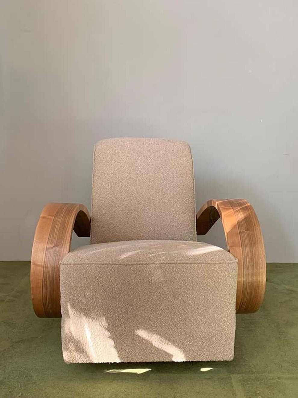Fauteuil confortable Art déco français des années 1930 - Un choix élégant et confortable pour les amoureux de l'élégance française. La chaise est en bon état, avec une usure conforme à son âge, mettant en valeur son charme authentique. Un complément