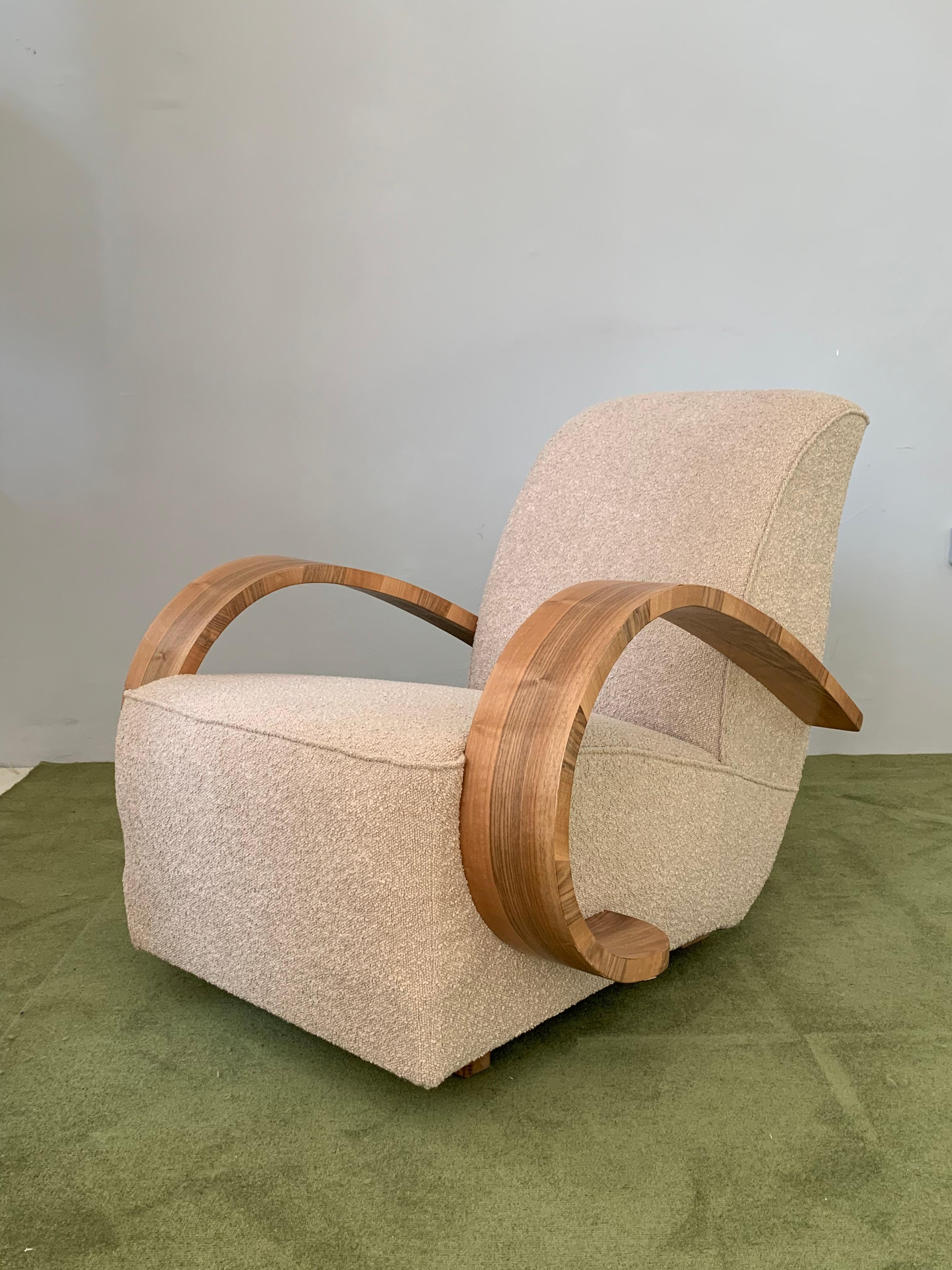 French Art-deco Armchair with Wooden Arm and Curly Taupe Fabric from 1930 In Good Condition For Sale In Debrecen-Pallag, HU