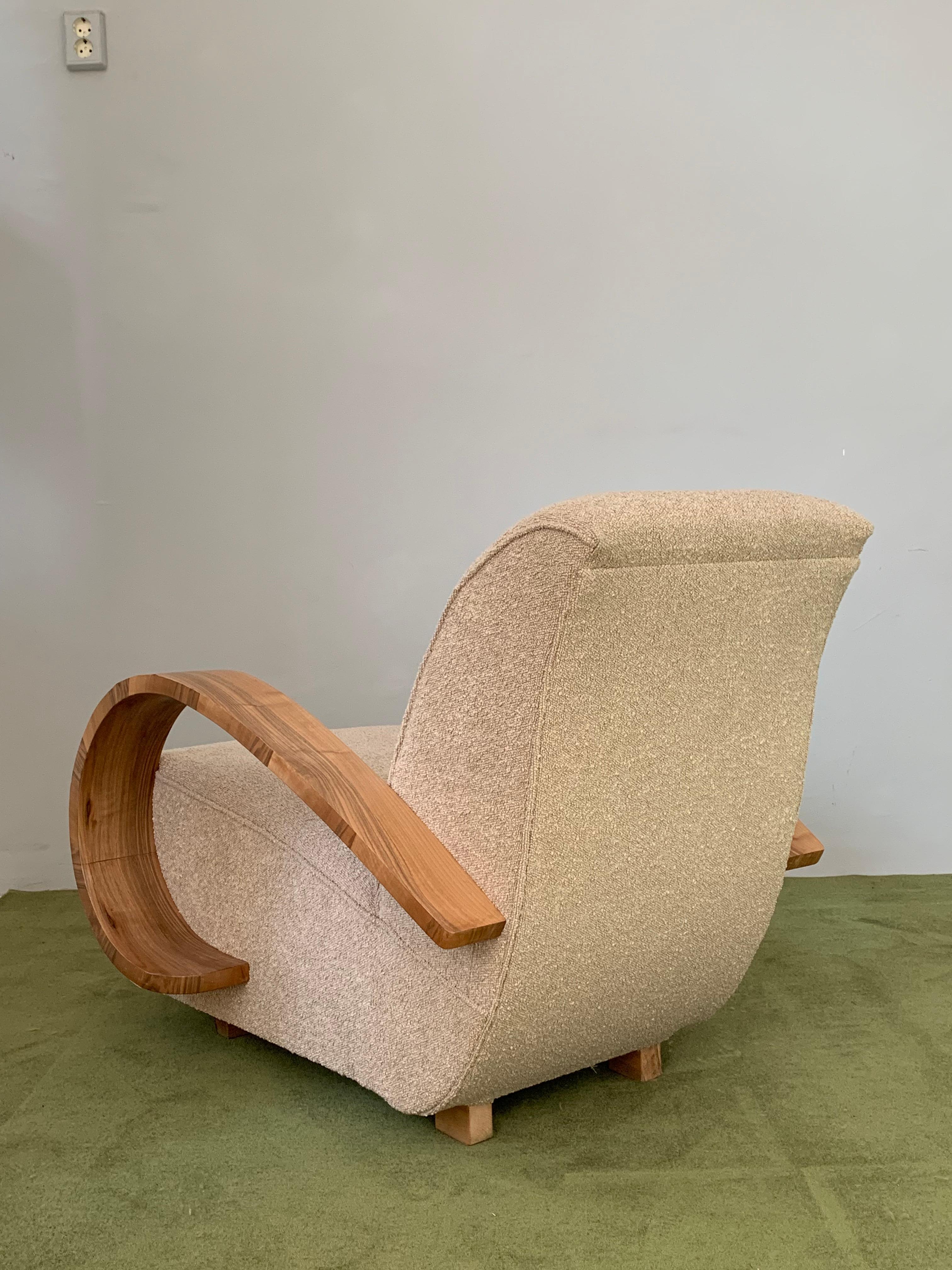 French Art-deco Armchair with Wooden Arm and Curly Taupe Fabric from 1930 For Sale 1