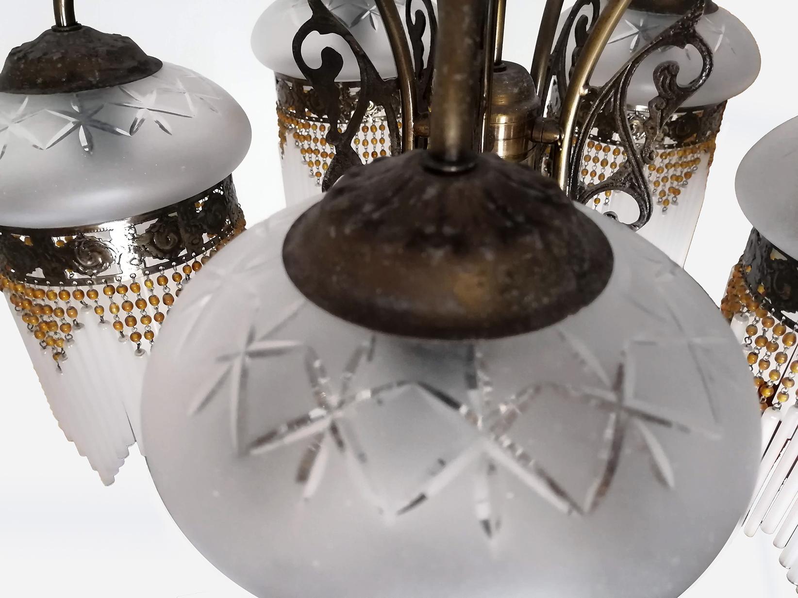 Kronleuchter aus Bernstein, Perlen, Fransen und geschliffenen Glaskugeln im Art déco- und Jugendstil (Metall) im Angebot