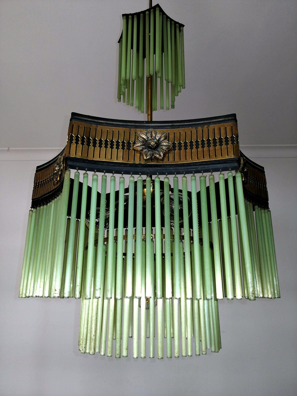 French Art Deco & Art Nouveau Green Glass Fringe Gilt Chandelier In Excellent Condition In Coimbra, PT