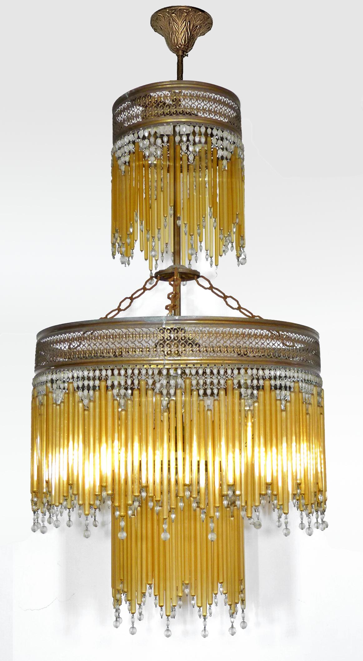 Fabuleux lustre français Art Déco et Art Nouveau en vermeil avec perles de verre et pailles de verre rose.
Mesures :
Diamètre 14.17 in/ 36 cm
Hauteur 37.40 in (27.56 in + 9.84 in/chaîne)/ 95 cm (70 + 25 cm/chaîne)
Poids 12 lb/ 5 Kg
6 ampoules