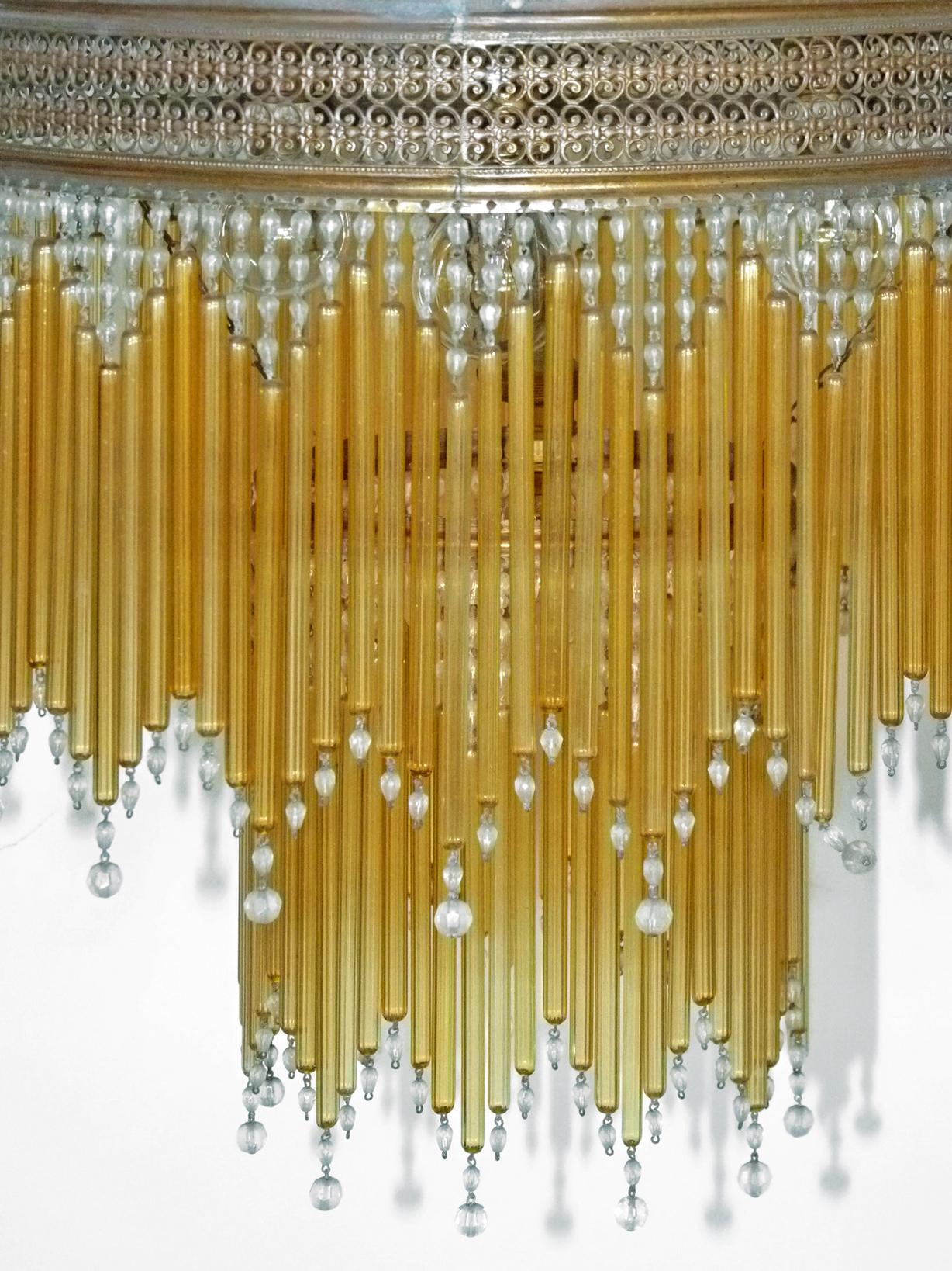 Hollywood Regency Lustre à 6 éclairages Art Déco et Art Nouveau français en verre ambré perlé et doré à franges