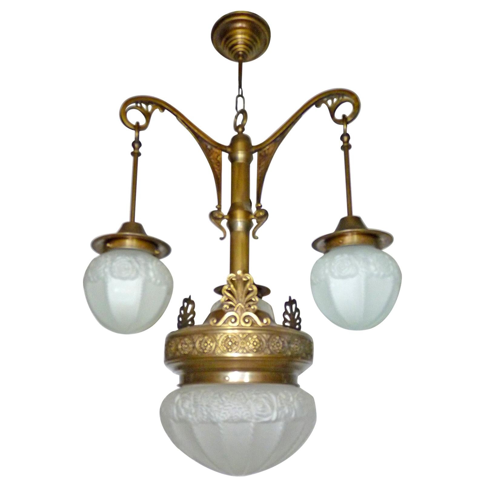 French Degué style Art Deco white frosted glass, 4-light chandelier/ brass
4 light bulbs (3 bulbs E14 40W + one bulb E27 60W)
Good working condition / European wiring
Measures:
Diameter 23.6 in / 60 cm
Height 35.4 in / 90 cm
Glass shades: 6 in