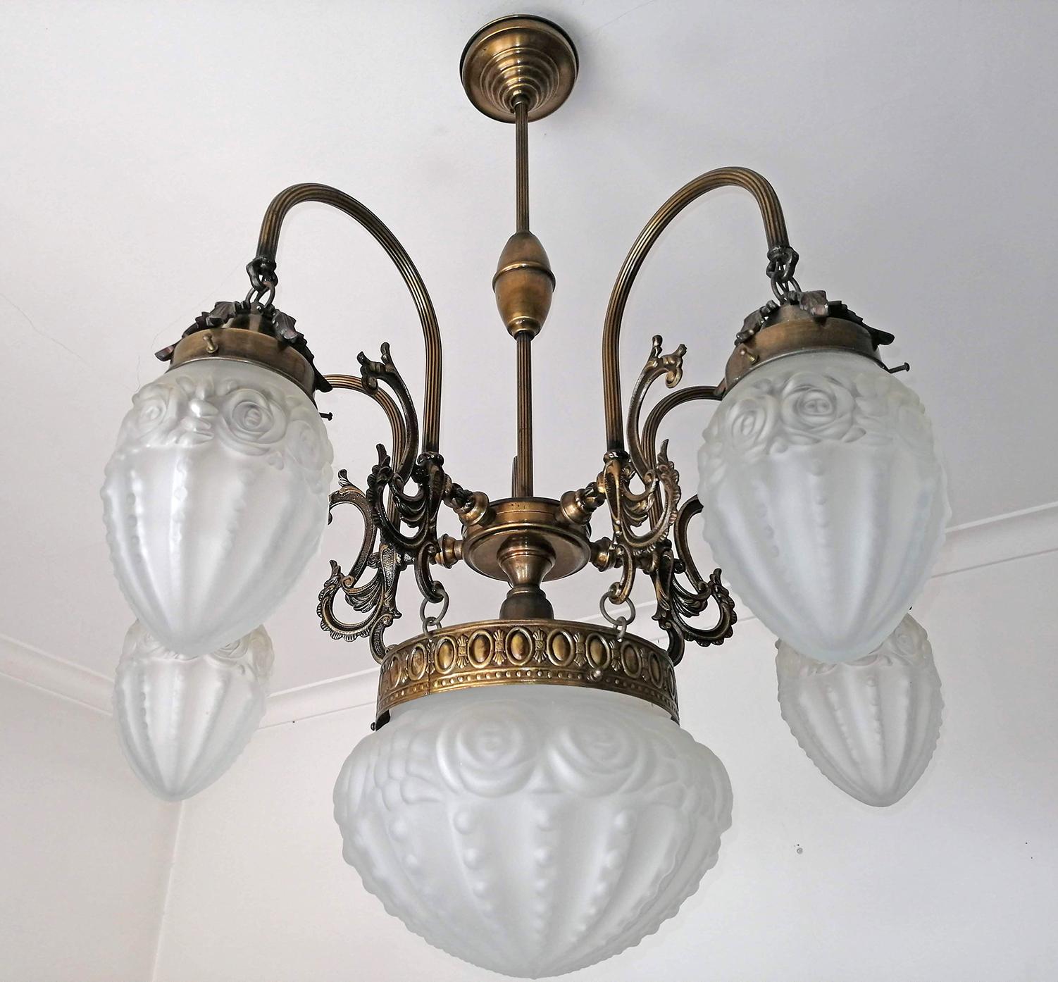 French Degué style Art Deco white frosted glass, 6-light chandelier/ brass bronze color with age patina
6-light bulbs (5 bulbs E14 40W and one bulb E27 60W)
Good working condition
Measures:
Diameter 27 in / 68 cm
Height 35 in / 88 cm
Glass shades 5