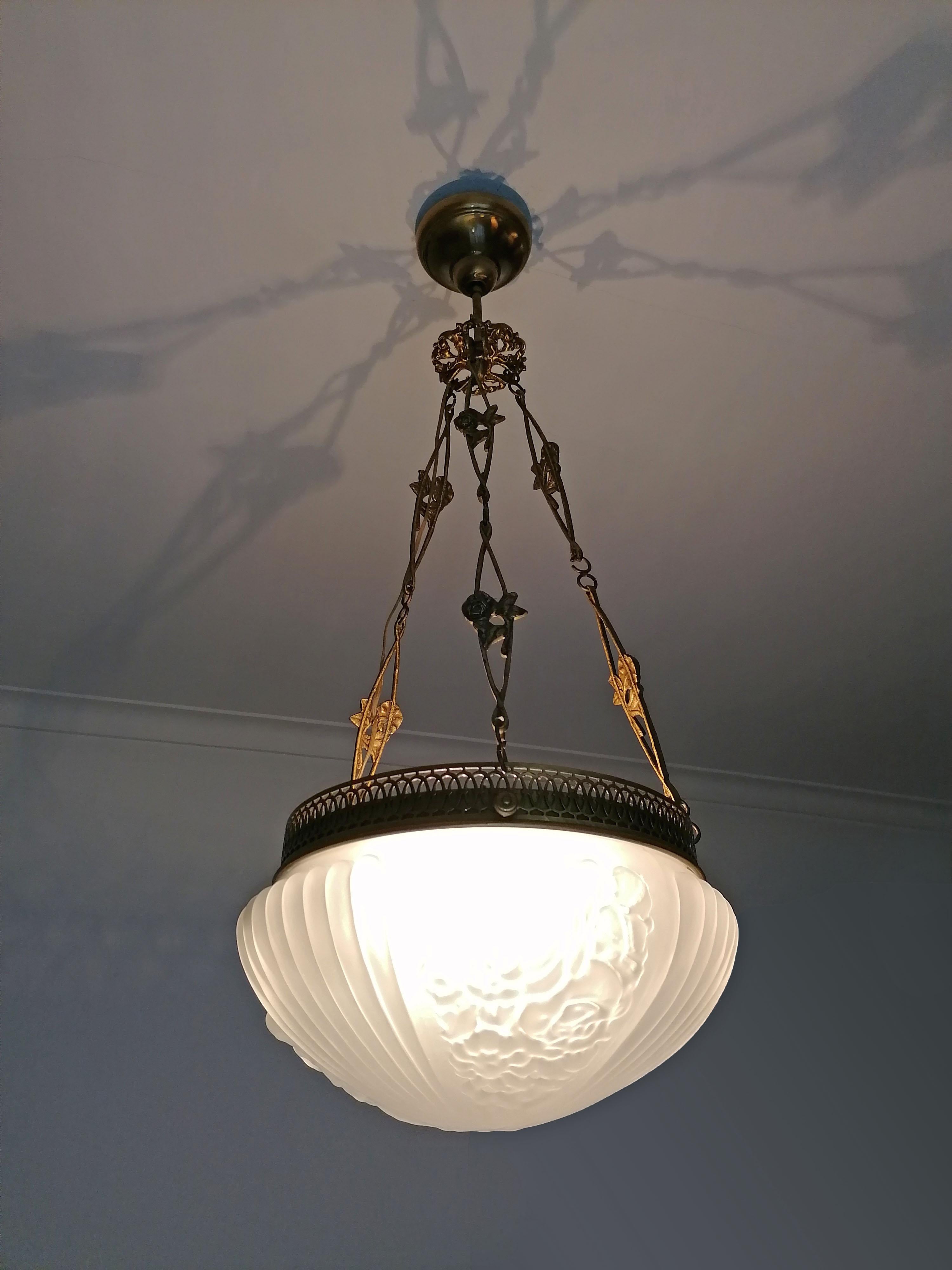 French Art Deco & Art Nouveau Chandelier in Frosted Glass & Gilt Bronze Ornament For Sale 1