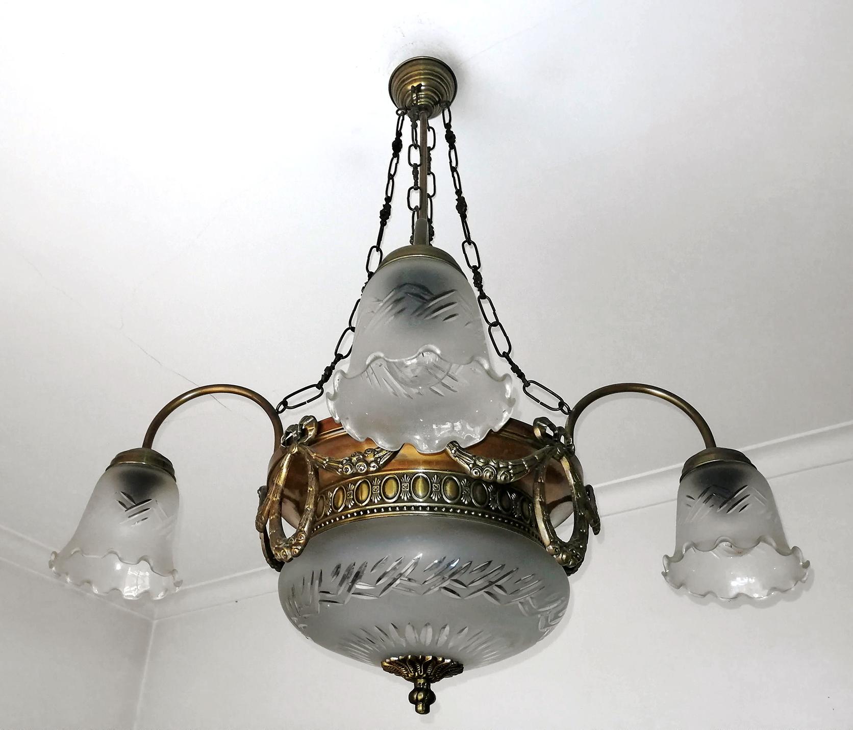 An unusual antique French Art Deco wheel cut etched glass globes 6-light chandelier,
6 bulbs E14/ good working condition.
Measures:
Diameter 70cm/ 27.56 in
Height 80cm/ 31.50 in
Glass bowl 25 x 12 cm.
Glass globes 12 x 12 cm.
Assembly required.
