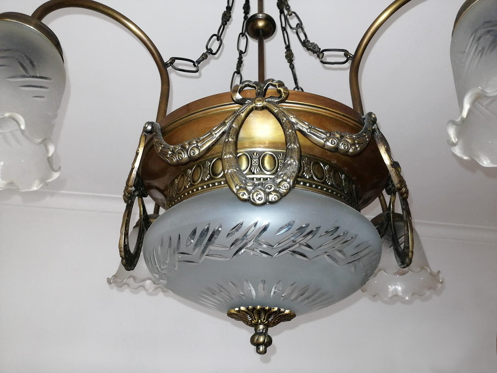 French Art Deco & Art Nouveau Cut Etched Glass and Gilt Brass 6-Light Chandelier In Good Condition For Sale In Coimbra, PT