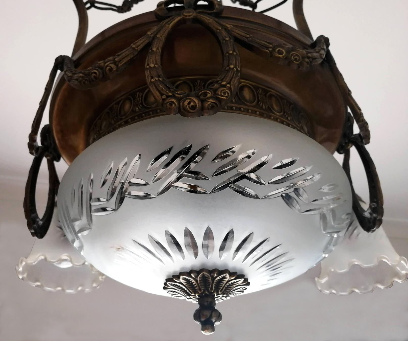 6-Licht-Kronleuchter aus geätztem Glas und vergoldetem Messing im Art-déco- und Jugendstil (20. Jahrhundert) im Angebot