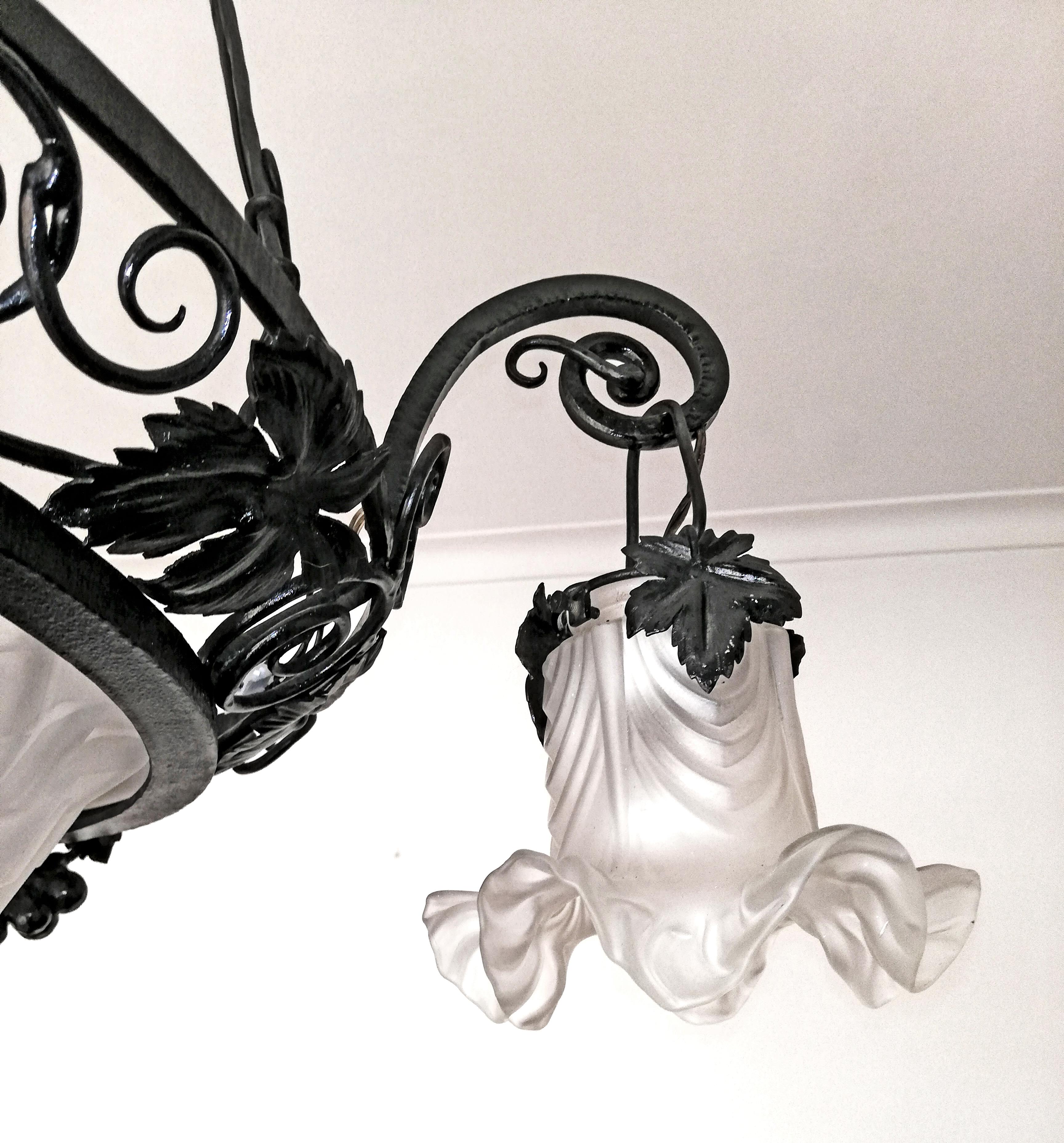 French Art Deco & Art Nouveau Wrought Forged Iron Chandelier Signed Degue, 1920 For Sale 4