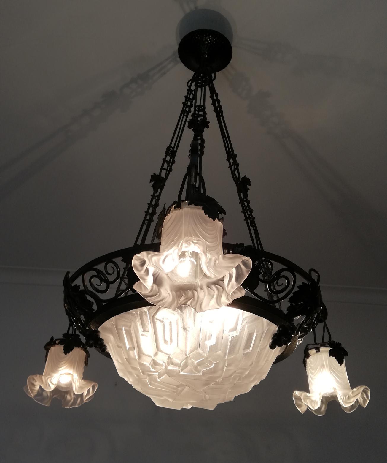 French Art Deco & Art Nouveau Wrought Forged Iron Chandelier Signed Degue, 1920 In Good Condition For Sale In Coimbra, PT