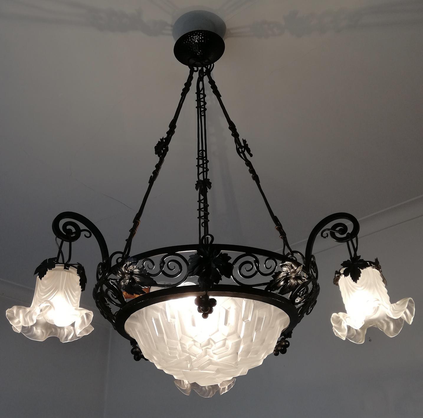 Lampadario francese in ferro forgiato Art Deco e Art Nouveau firmato Degue, 1920 In condizioni buone in vendita a Coimbra, PT