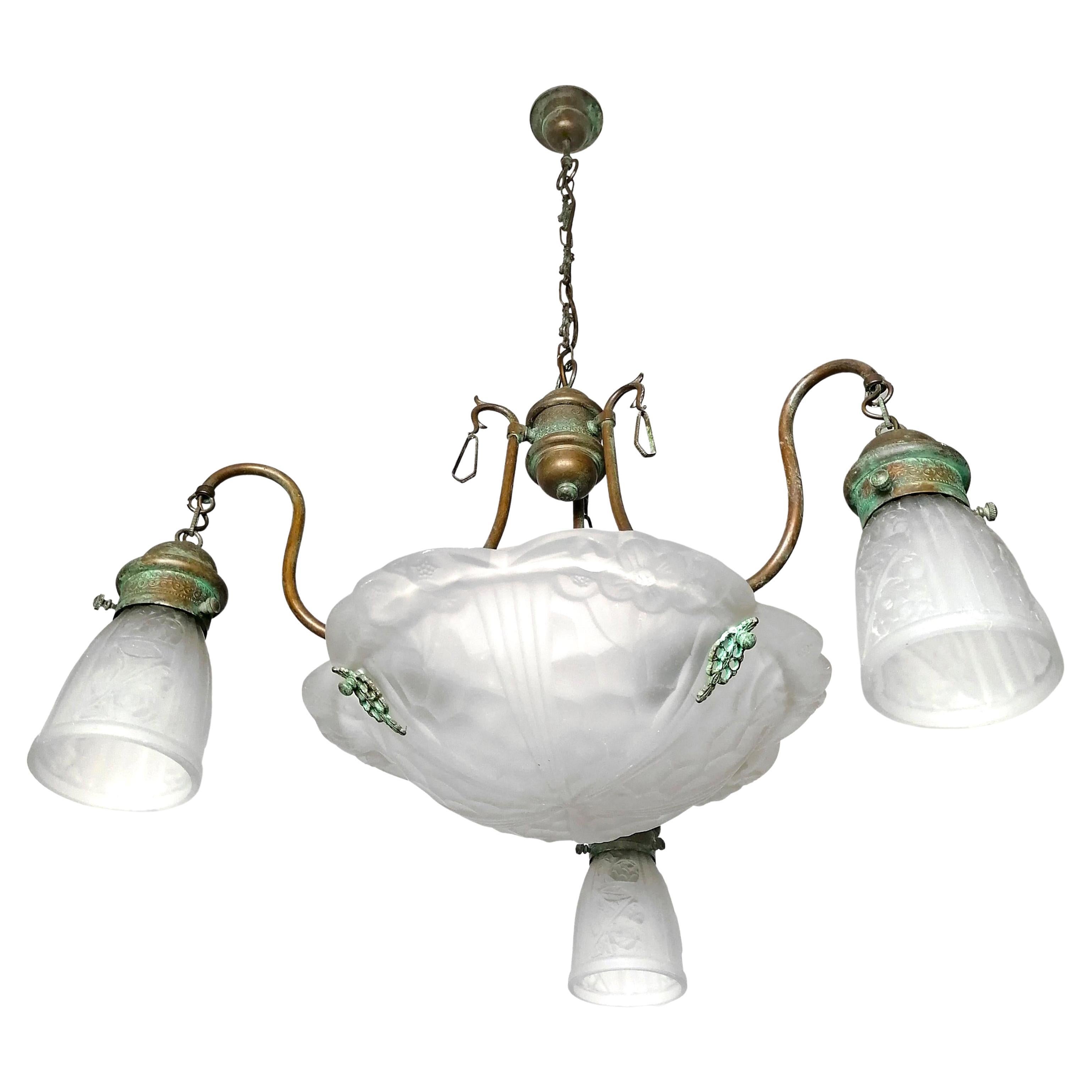 Beautiful French Art Deco chandelier or pendant. It features a brass structure base and floral shaped glass shades. Age patina
Dimensions
Height: 43.31 in. (chain =13.77 in.) / 110 cm (chain = 35 cm)
Diameter: 27.56 in. (70 cm)
Six light bulbs E