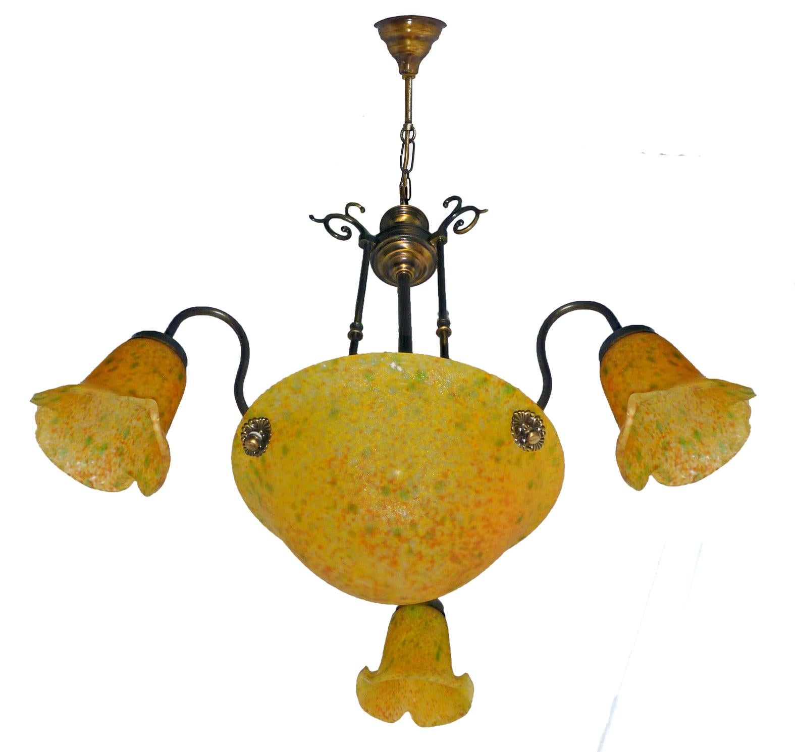 Lampadario a 4 luci in vetro ambrato policromo francese Art Déco e Art Nouveau In condizioni buone in vendita a Coimbra, PT