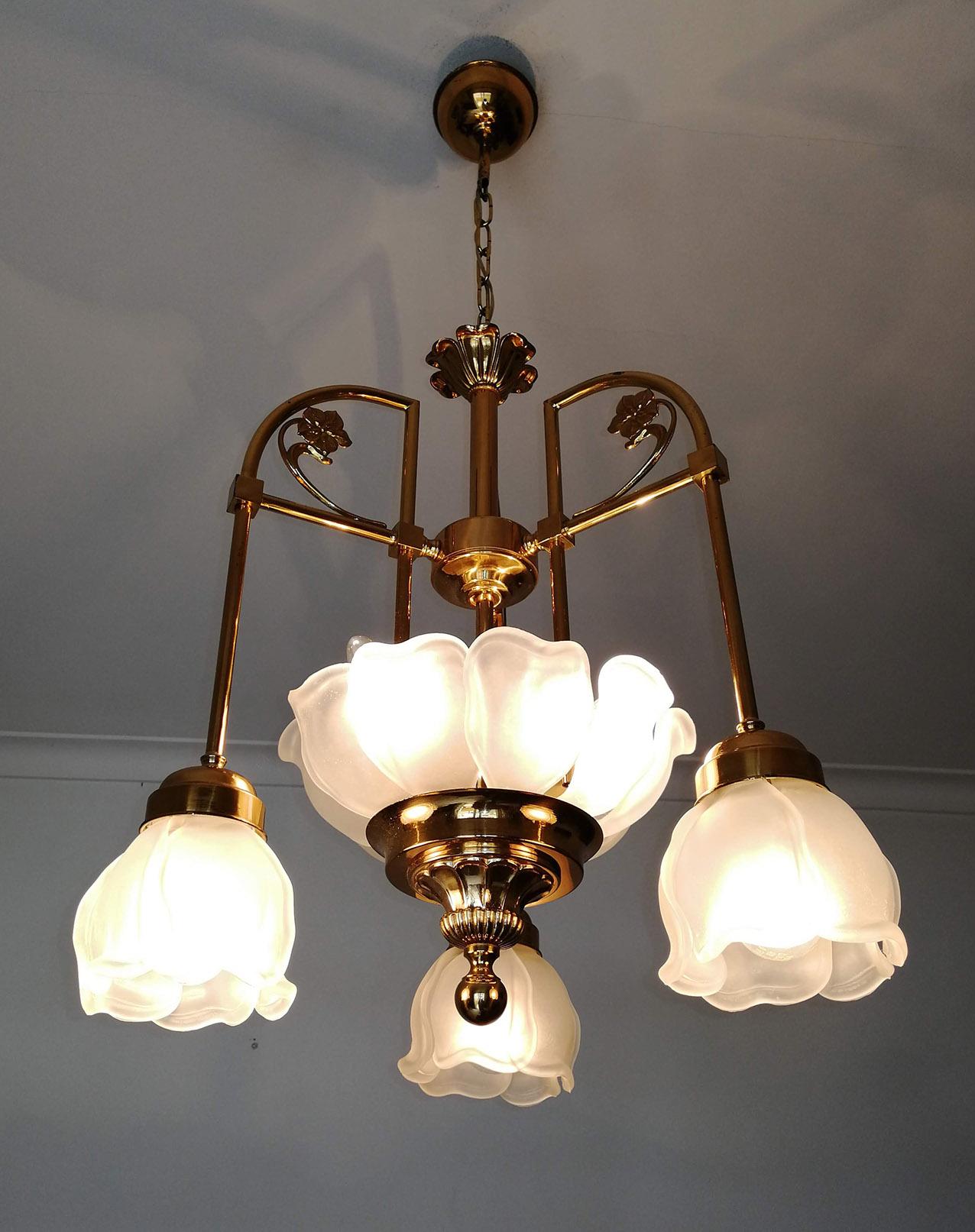 Laiton Lustre Art Déco de style Art Nouveau en verre et laiton doré avec pétales de verre