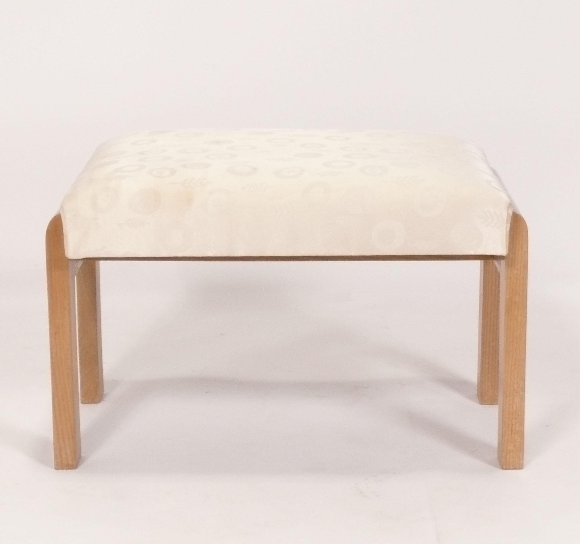 Sauber gefütterter französischer Art-Déco-Hocker oder -Ottoman, in der Art von Jean Michel Frank, unsigniert, Frankreich, ca. 1940er Jahre. Er wurde irgendwann aufgefrischt und neu gepolstert und ist jetzt einsatzbereit. 
